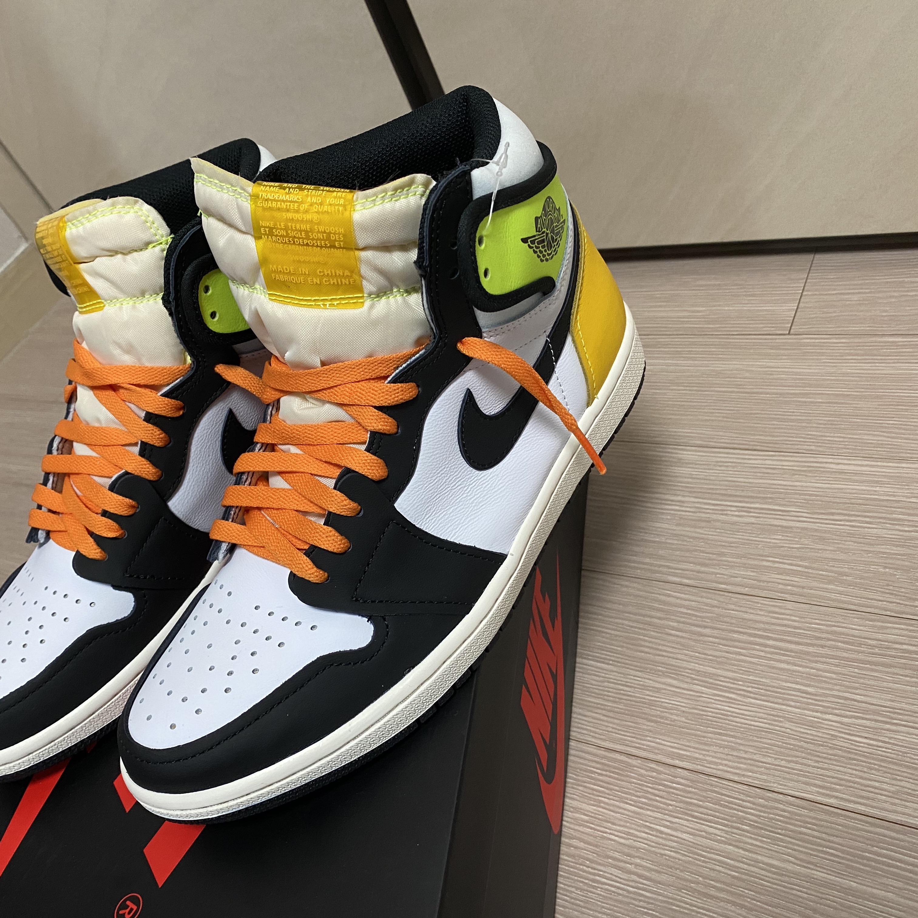 Jordan 1 Retro High OG Volt Gold 착용 스타일 - 1