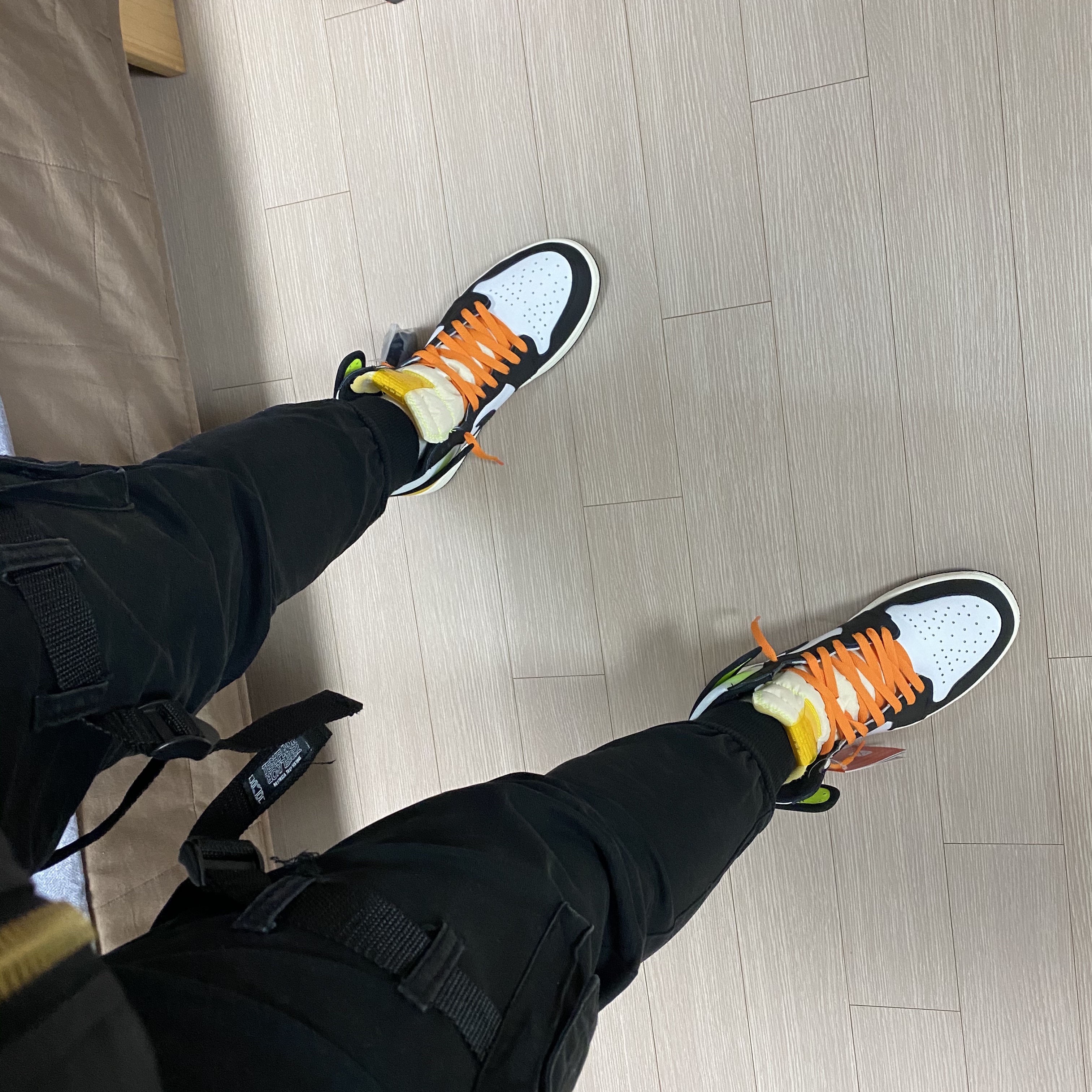 Jordan 1 Retro High OG Volt Gold 착용 스타일 - 3