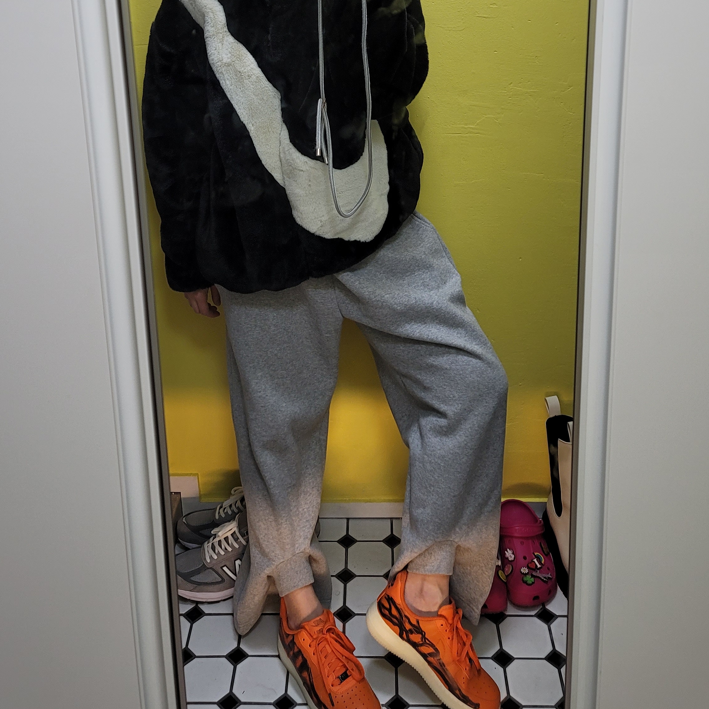 Nike Air Force 1 Low '07 Orange Skeleton, (W) Nike NSW Faux Fur Jacket Black - US/EU 착용 스타일