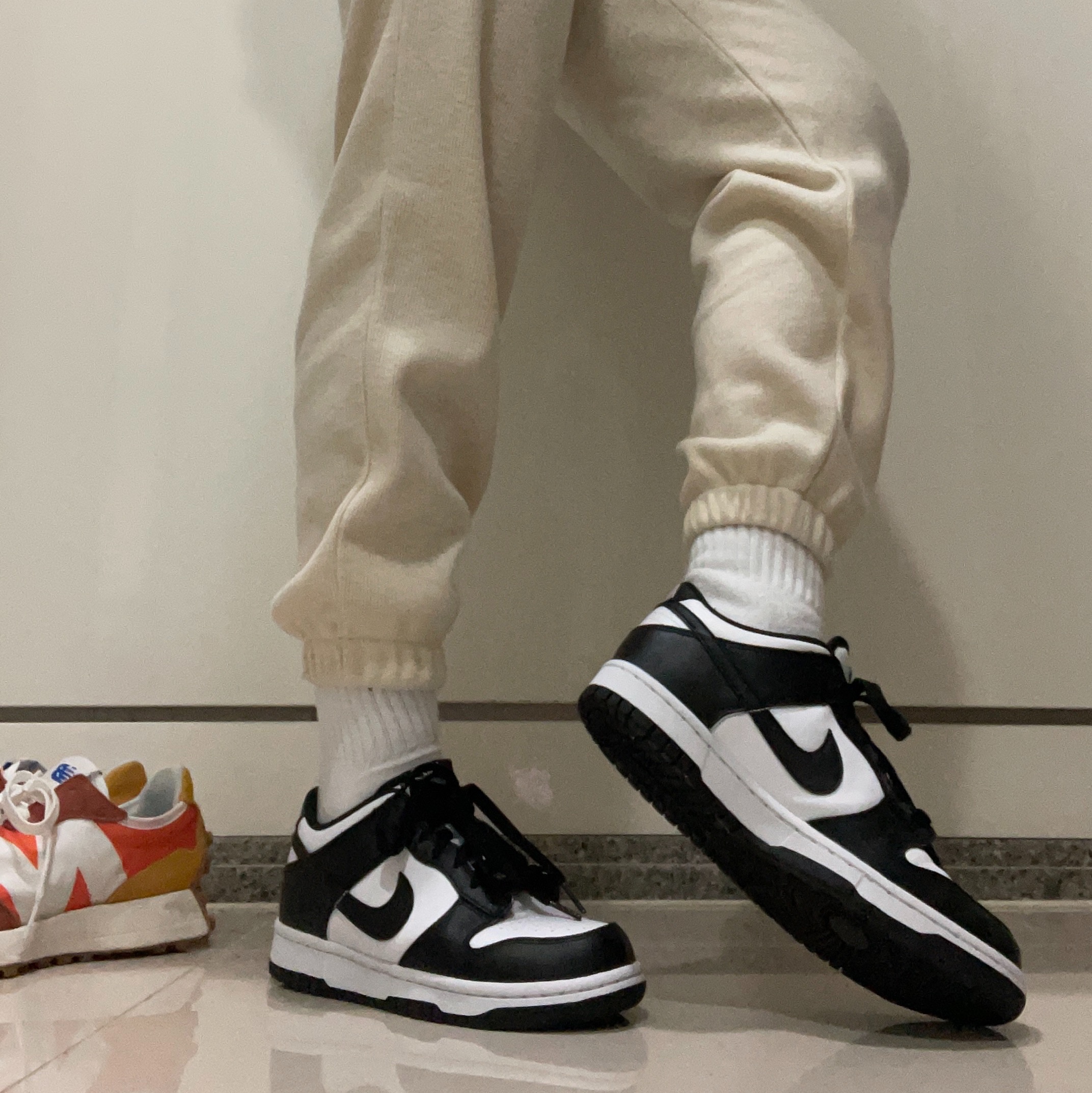 (GS) Nike Dunk Low Black 착용 스타일 - 1