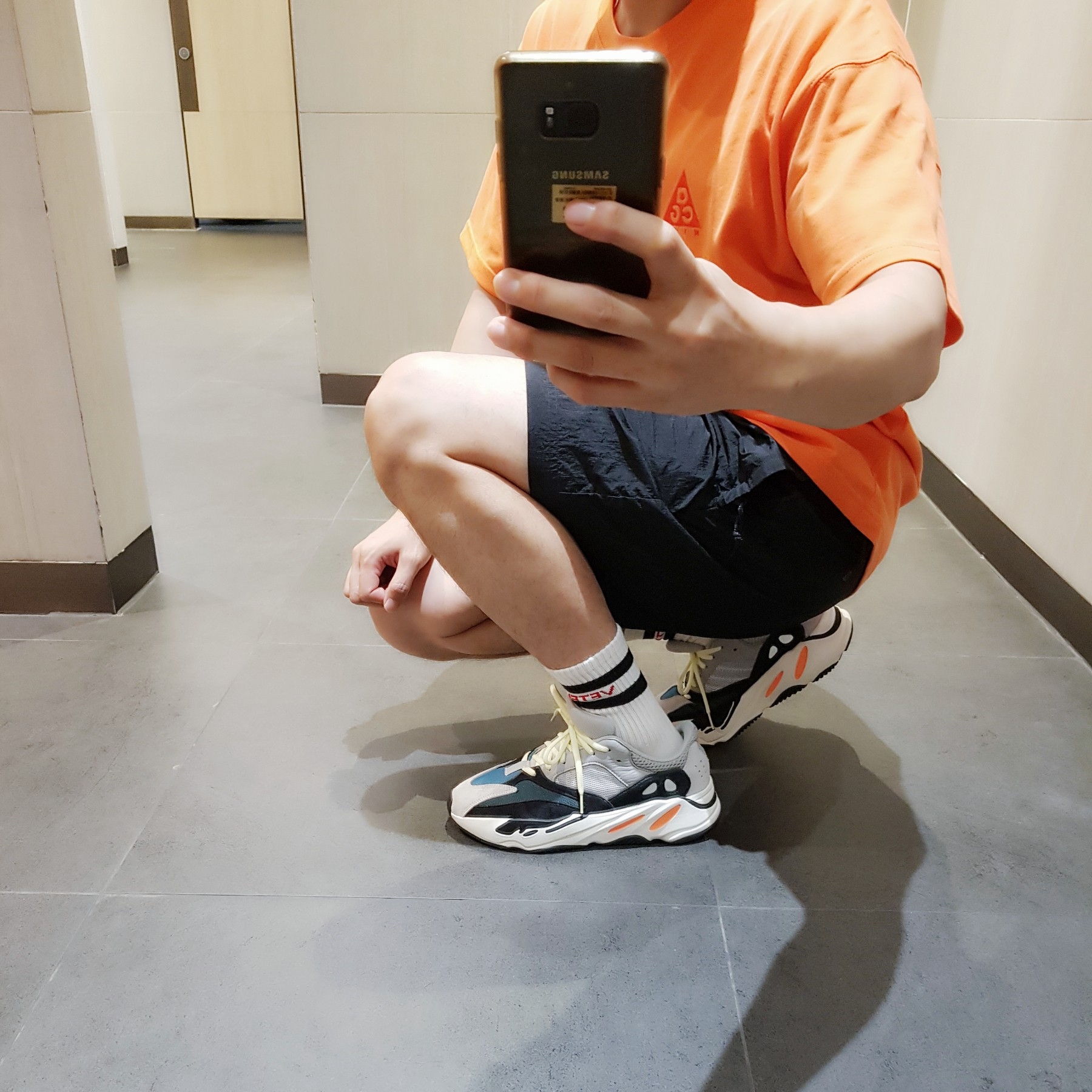 Adidas Yeezy Boost 700 Wave Runner Solid Grey 2017/2019 착용 스타일 - 1