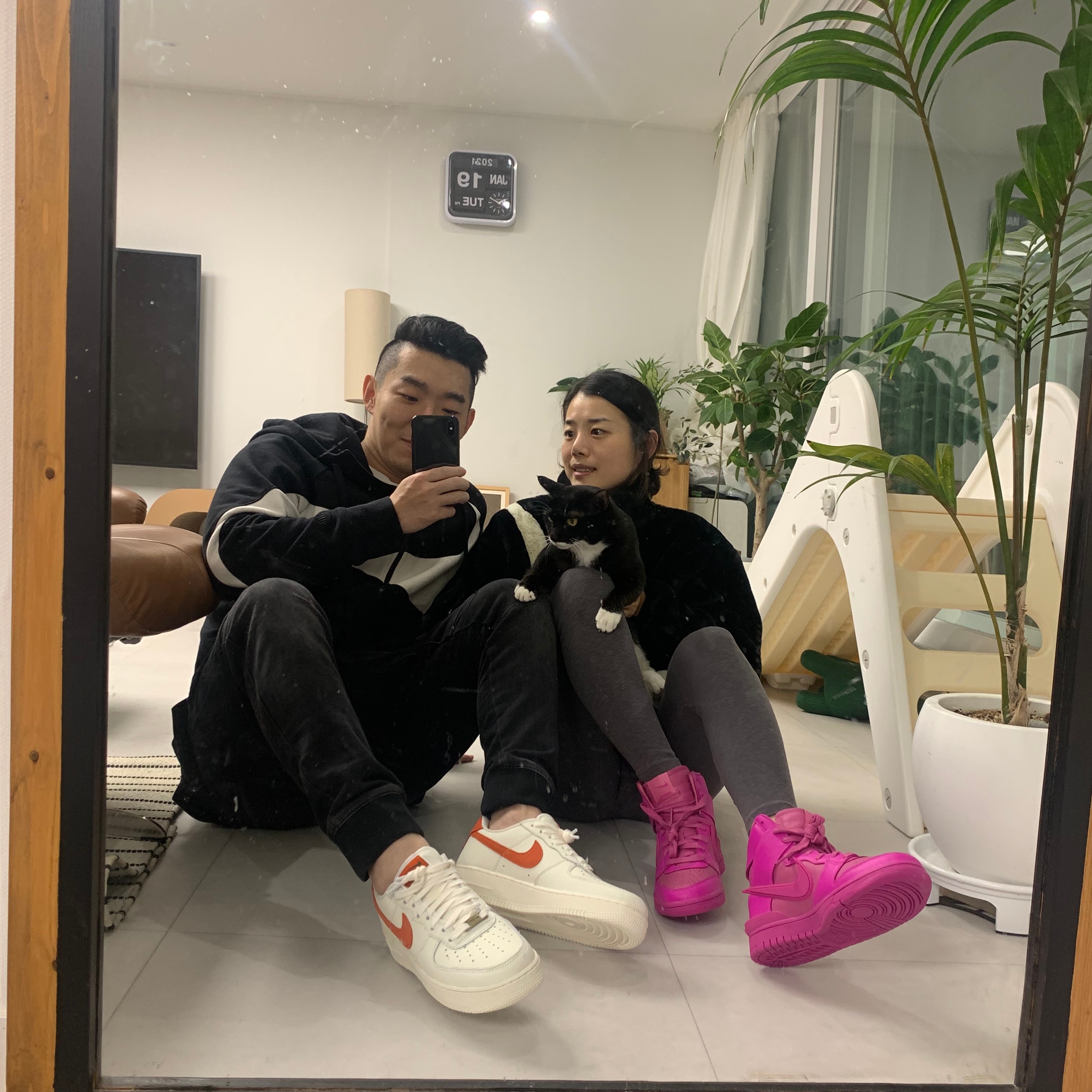 Nike x Ambush Dunk High Cosmic Fuchsia, Nike Air Force 1 '07 Craft Mantra Orange 착용 스타일