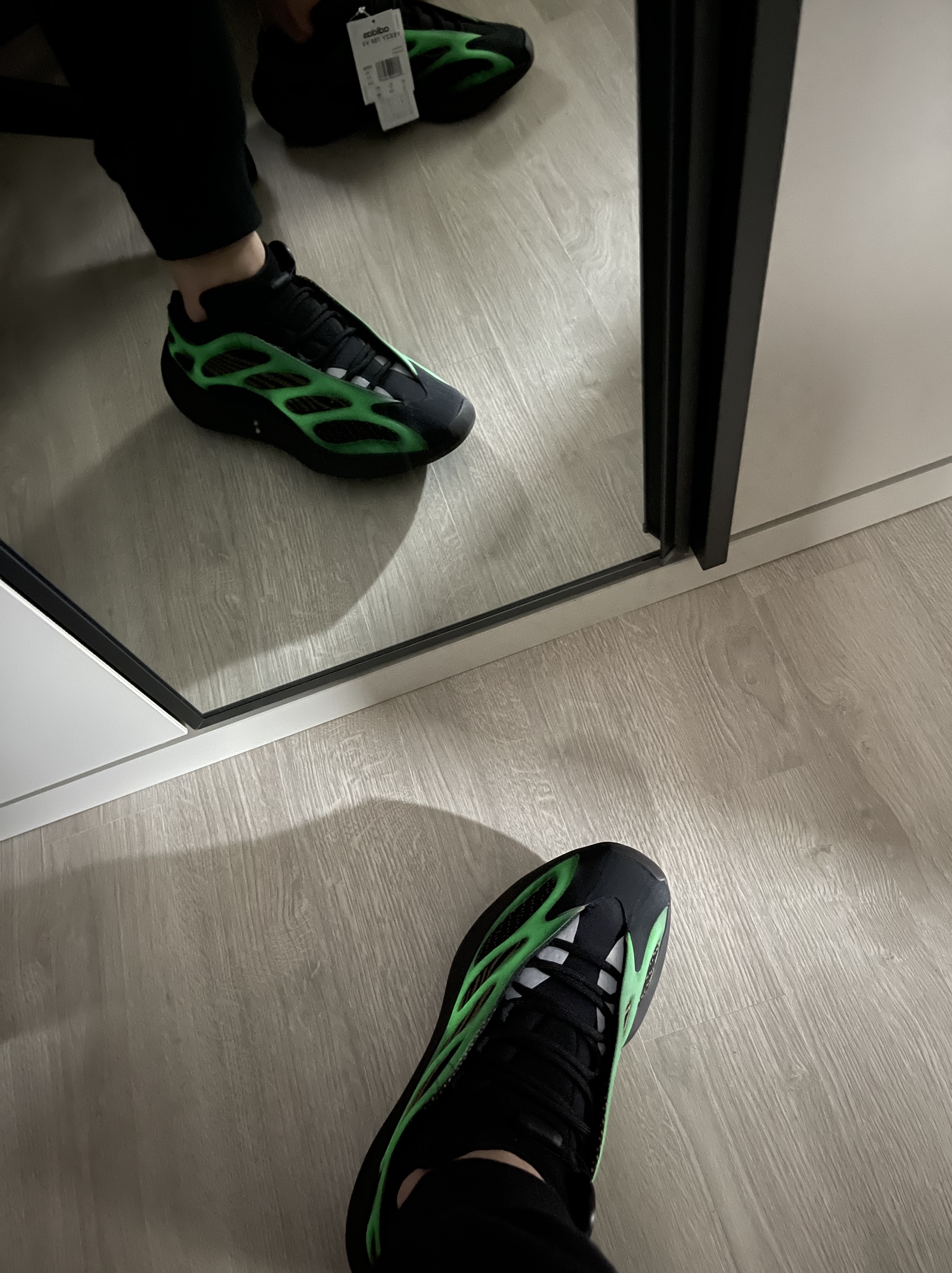 Adidas Yeezy 700 V3 Clay Brown 착용 스타일