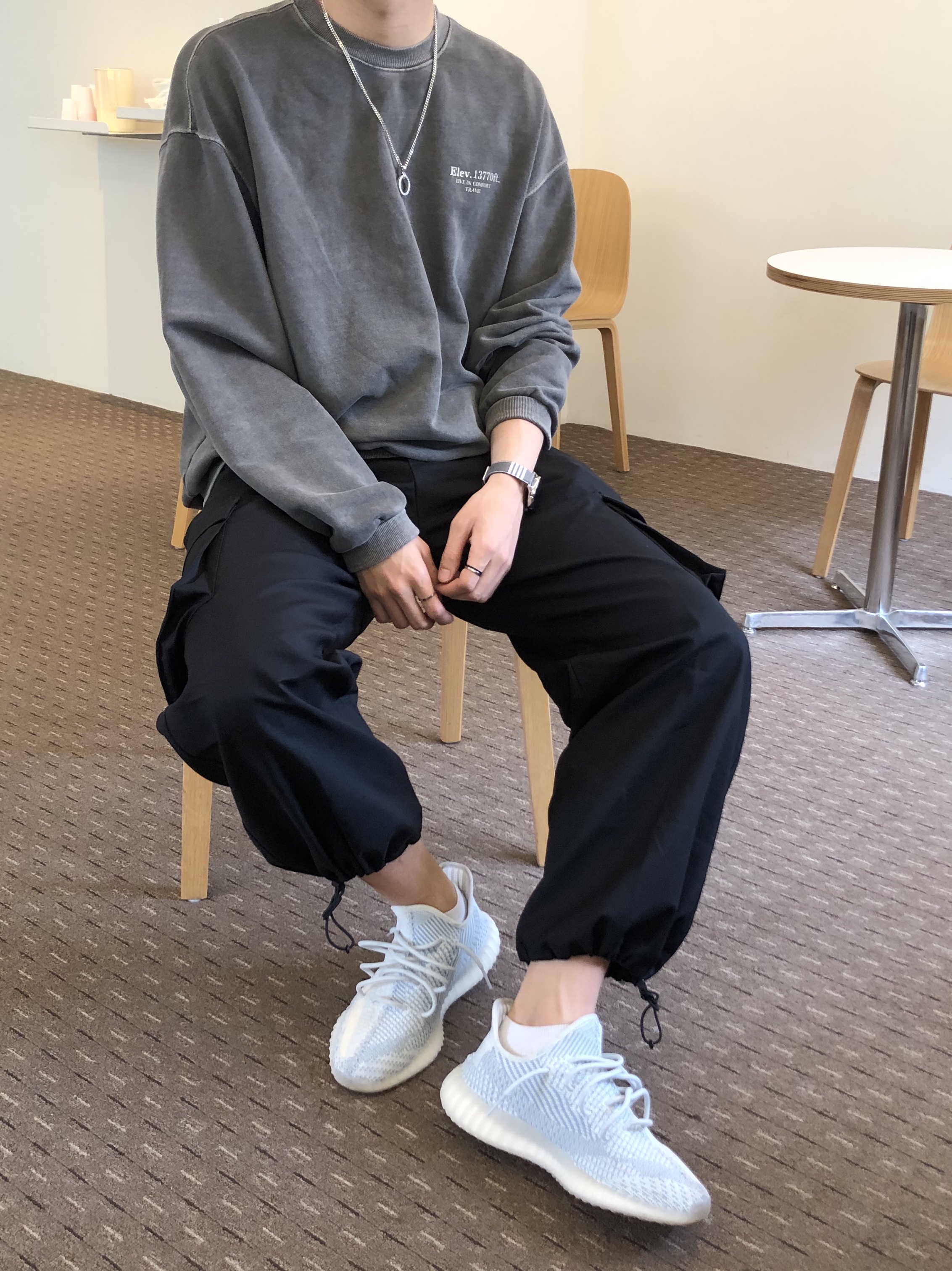Adidas Yeezy Boost 350 V2 Cloud White - Non-Reflective 착용 스타일