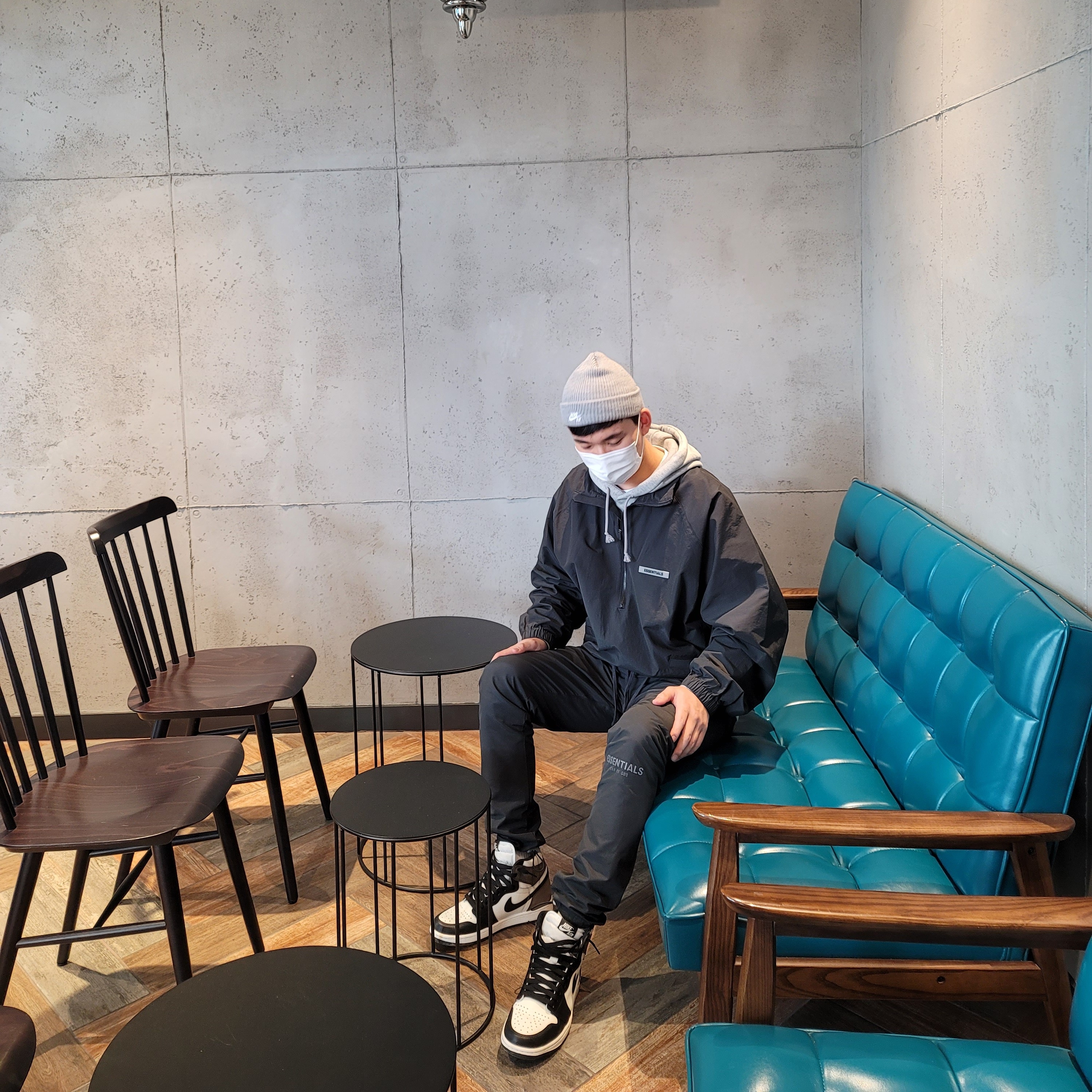 Jordan 1 Retro High OG Black Mocha, Essentials Track Pants Navy/Dark Navy - Ssense Exclusive 착용 스타일 - 1