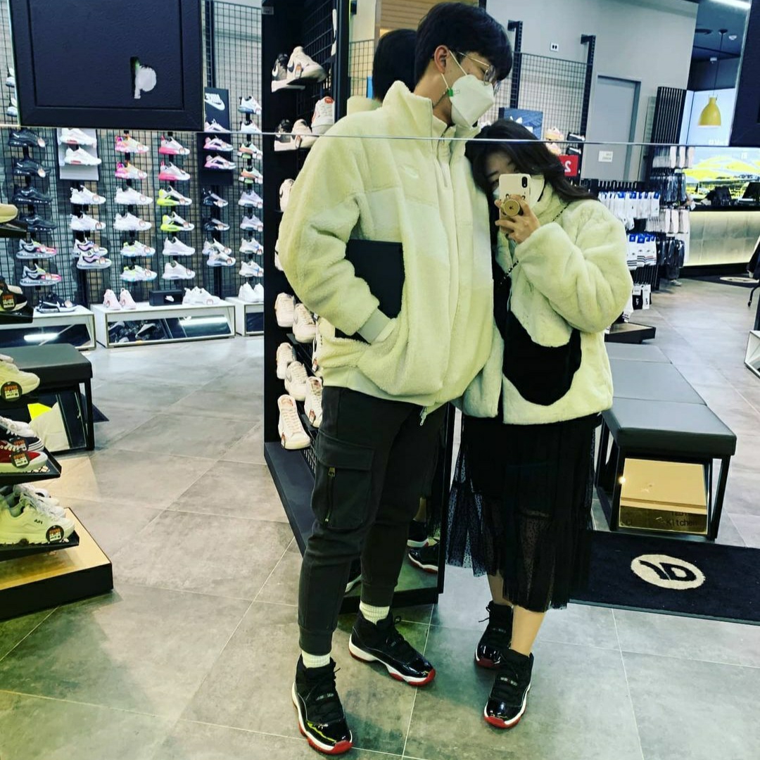 Jordan 11 Retro Bred 2019, Nike Big Swoosh Full Zip Jacket Light Bone Sail 착용 스타일
