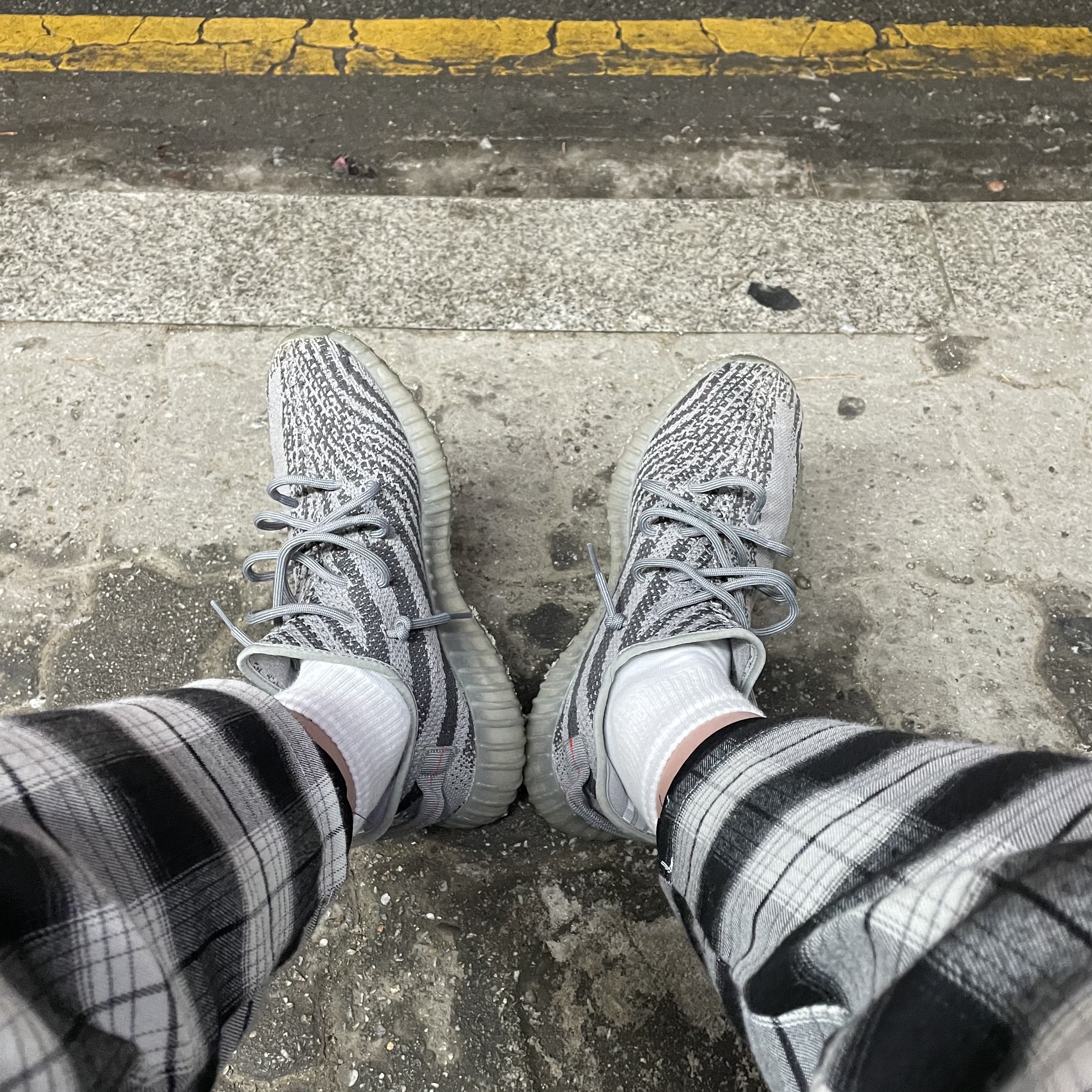Adidas Yeezy Boost 350 V2 Beluga 2.0 착용 스타일