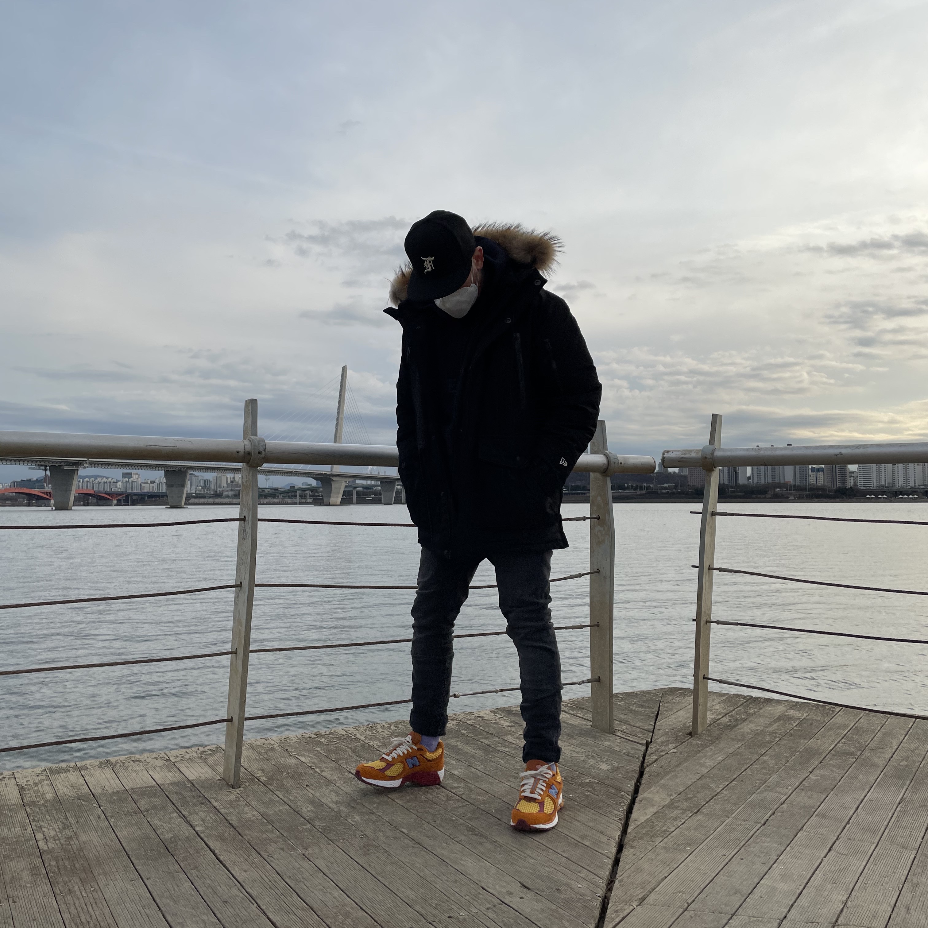 New Balance x Salehe Bembury 2002R Peace Be the Journey, Essentials Logo Hoodie Navy/Dark Navy - Ssense Exclusive 착용 스타일