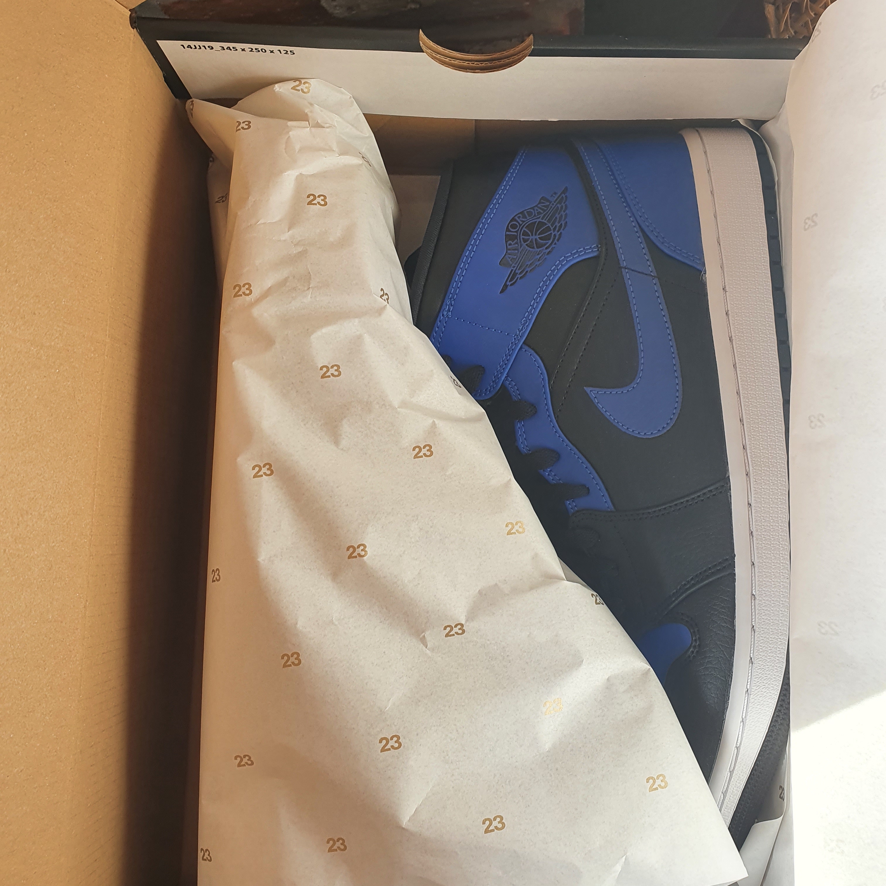 Jordan 1 Mid Black Hyper Royal 착용 스타일