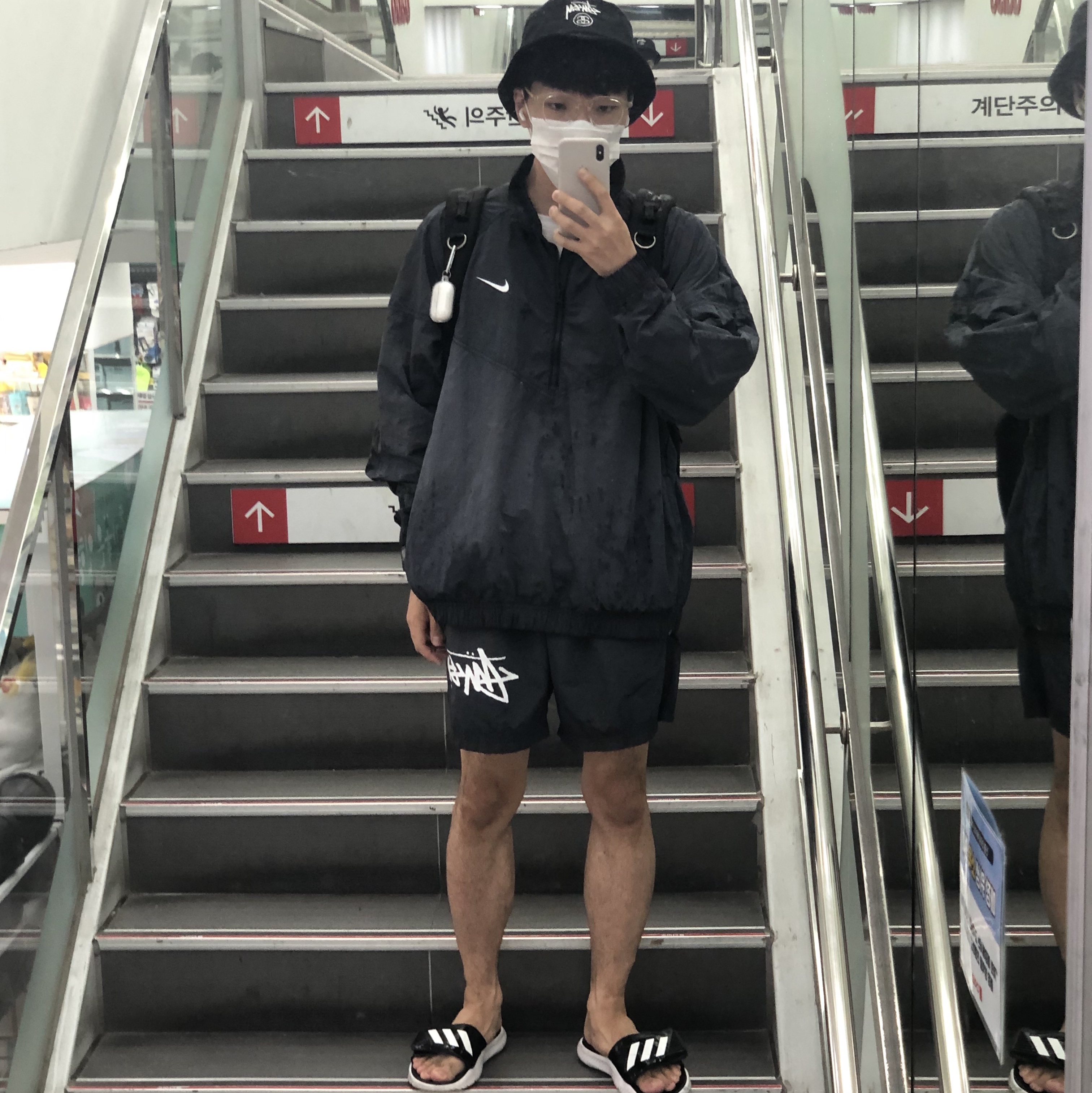 Nike x Stussy Windrunner Jacket Off Noir, Nike x Stussy Water Shorts Off Noir 착용 스타일