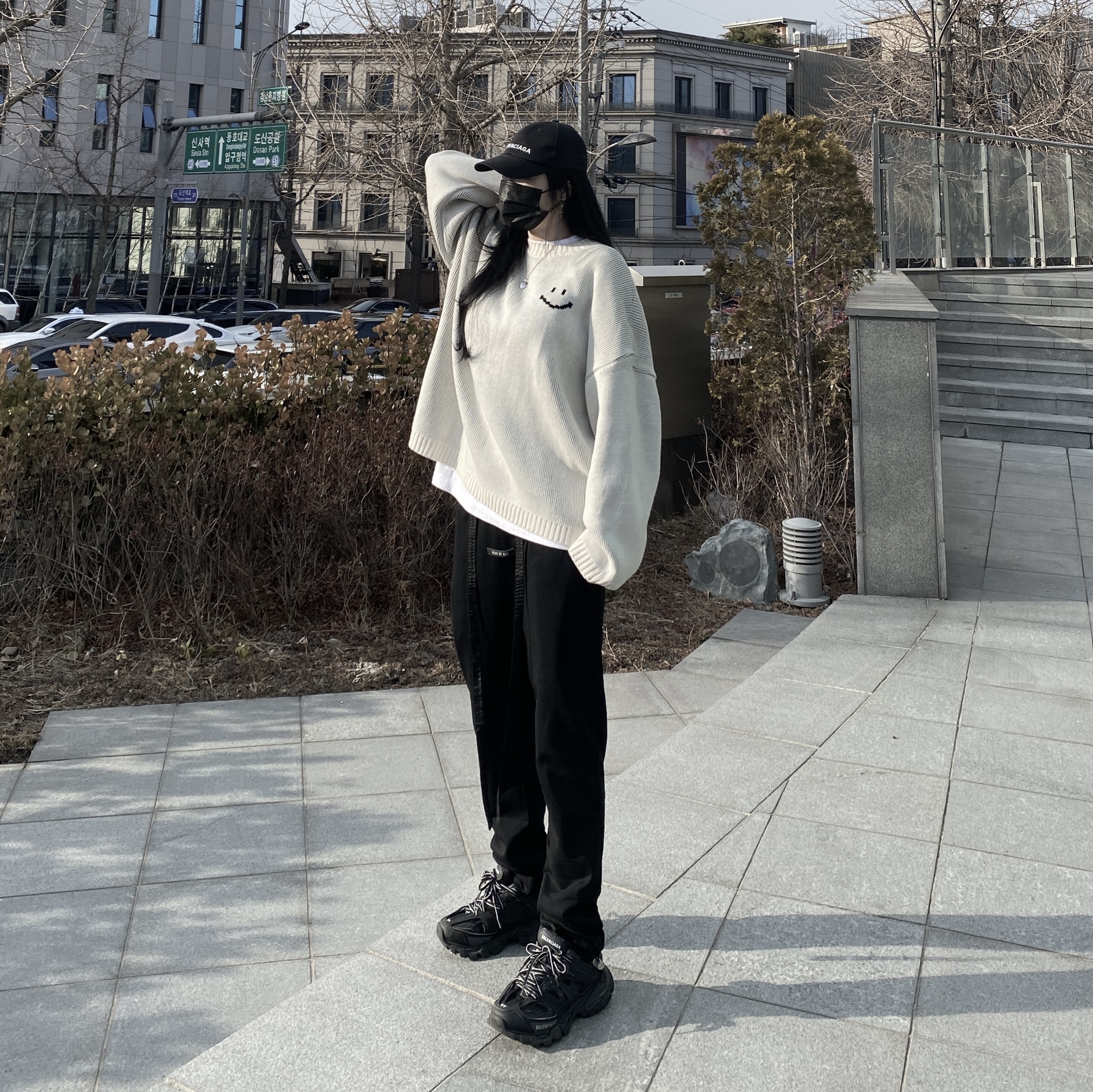 Balenciaga Track Sneakers Triple Black 착용 스타일