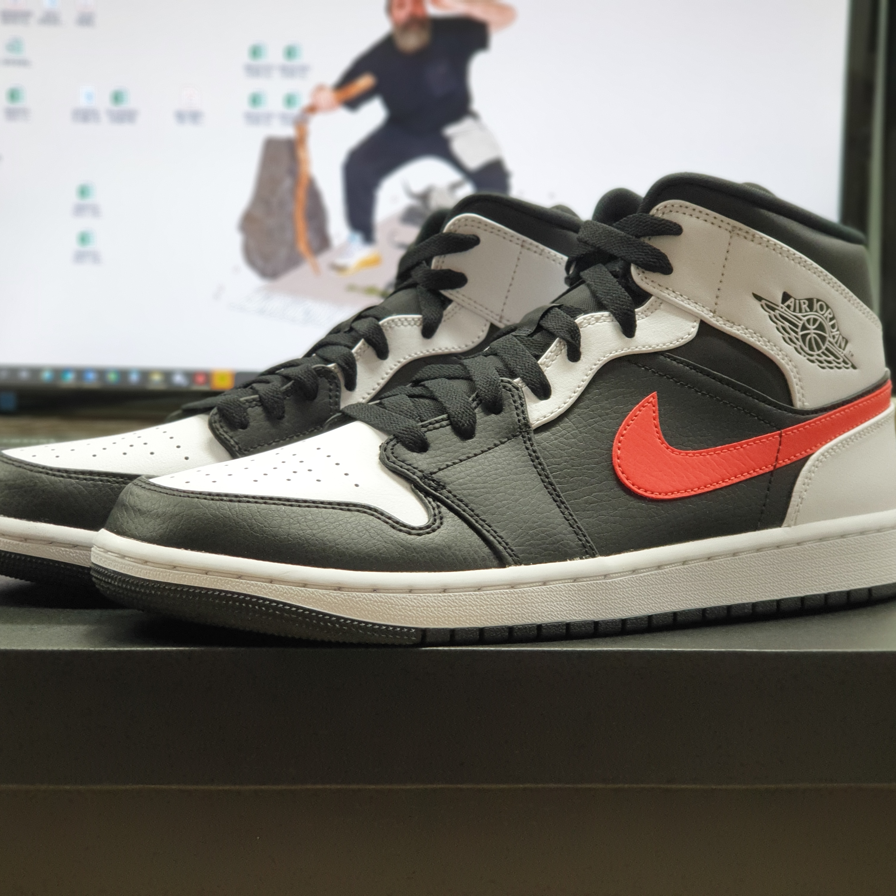 Jordan 1 Mid Black Chile Red 착용 스타일