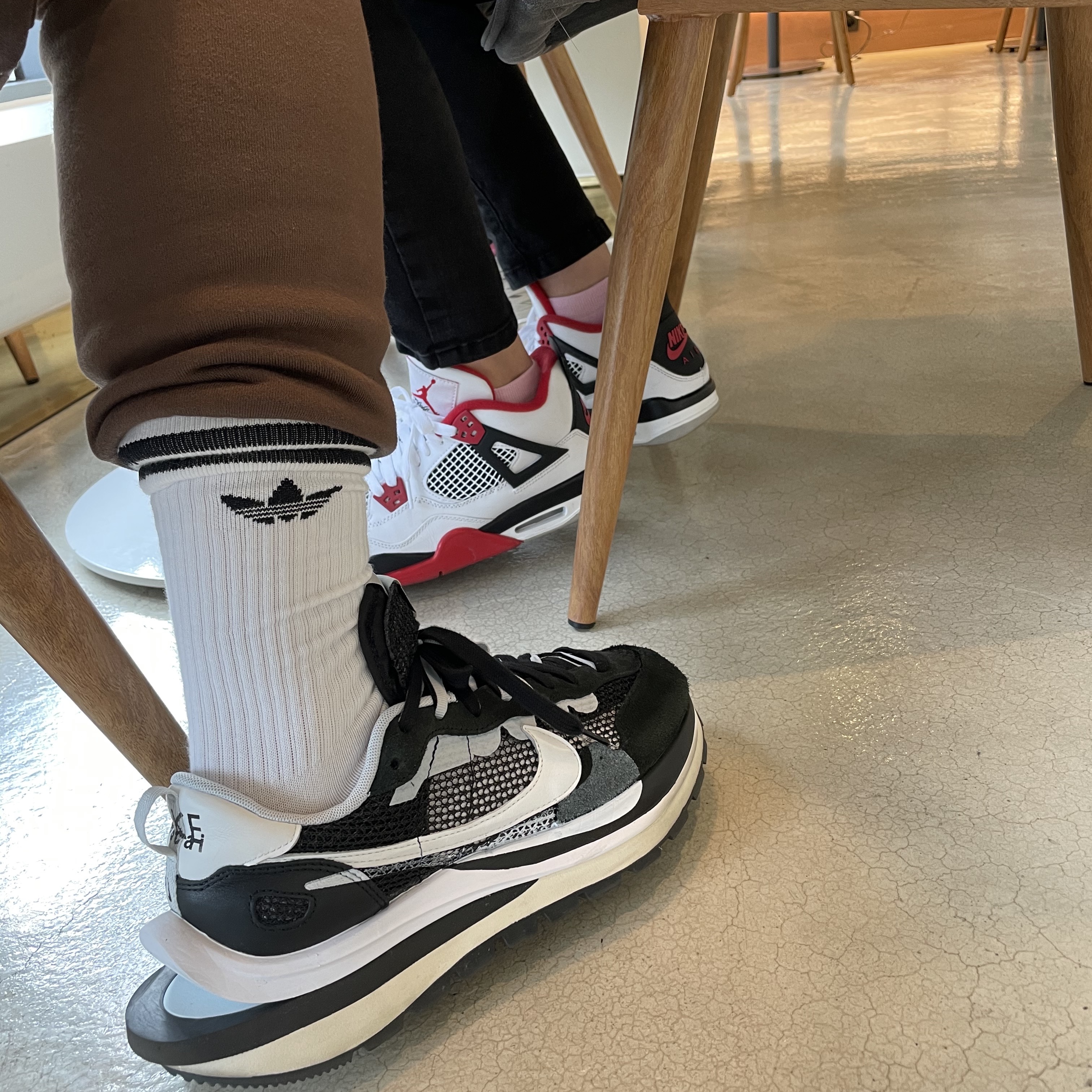 Nike x Sacai VaporWaffle Black White, Jordan 4 Retro OG Fire Red 2020 착용 스타일