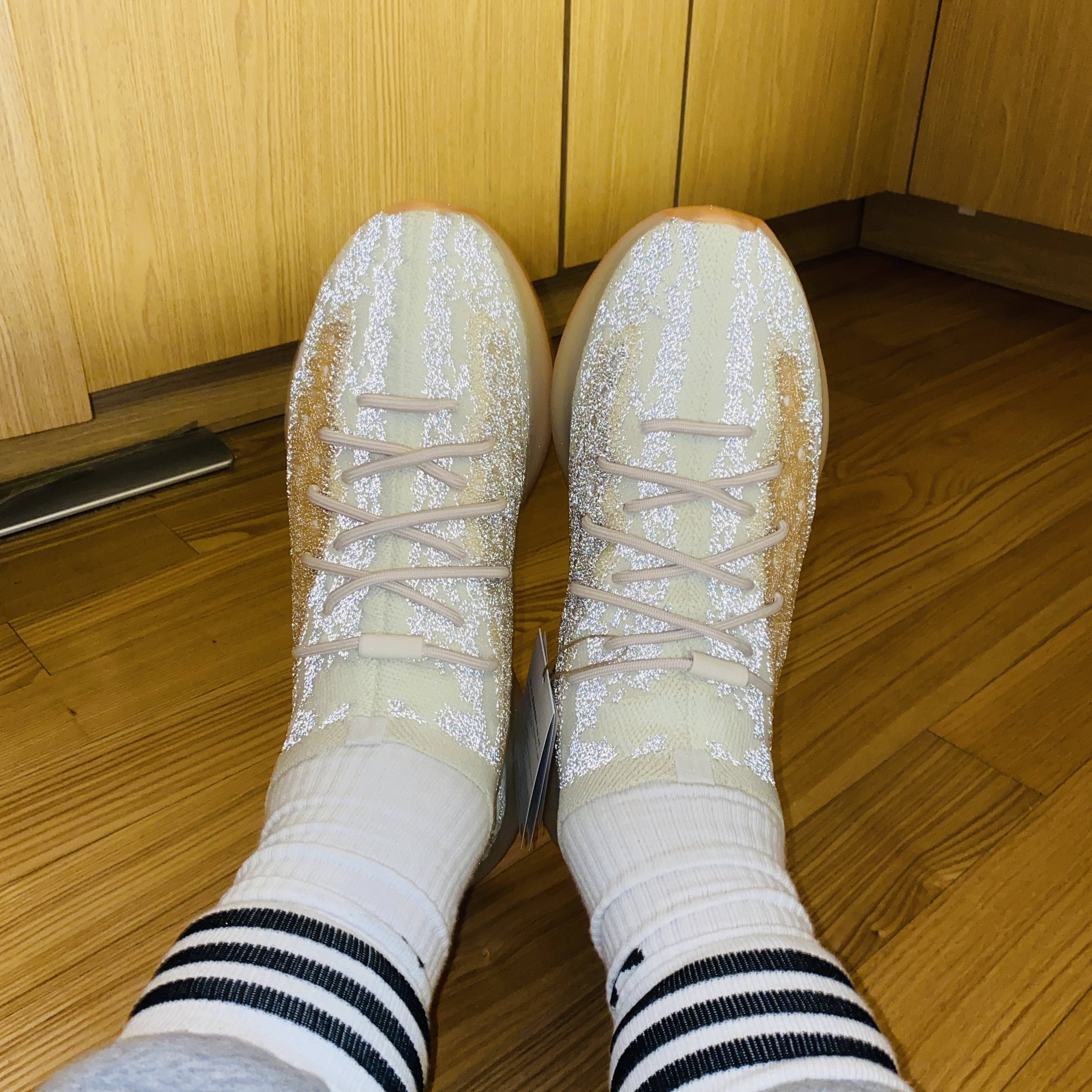 Adidas Yeezy Boost 380 Yecoraite - Reflective 착용 스타일