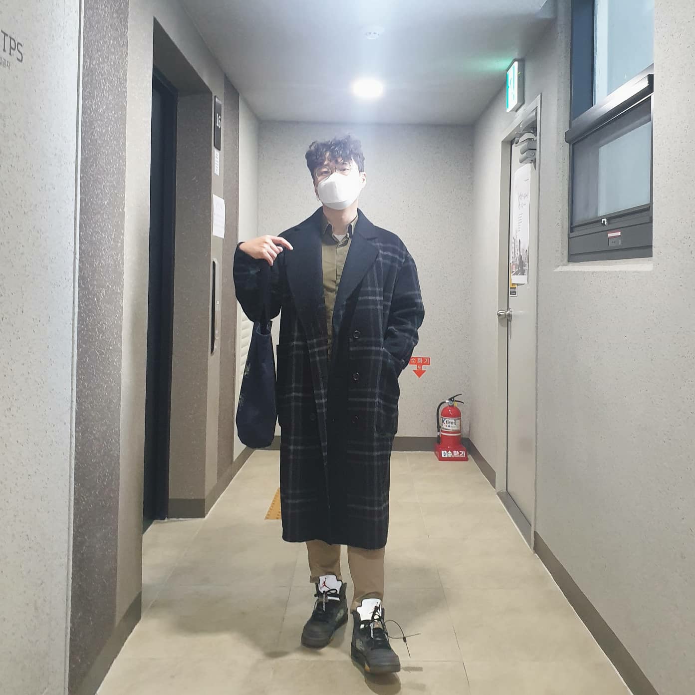 Jordan 5 x Off-White Retro SP Black Muslin 착용 스타일 - 1