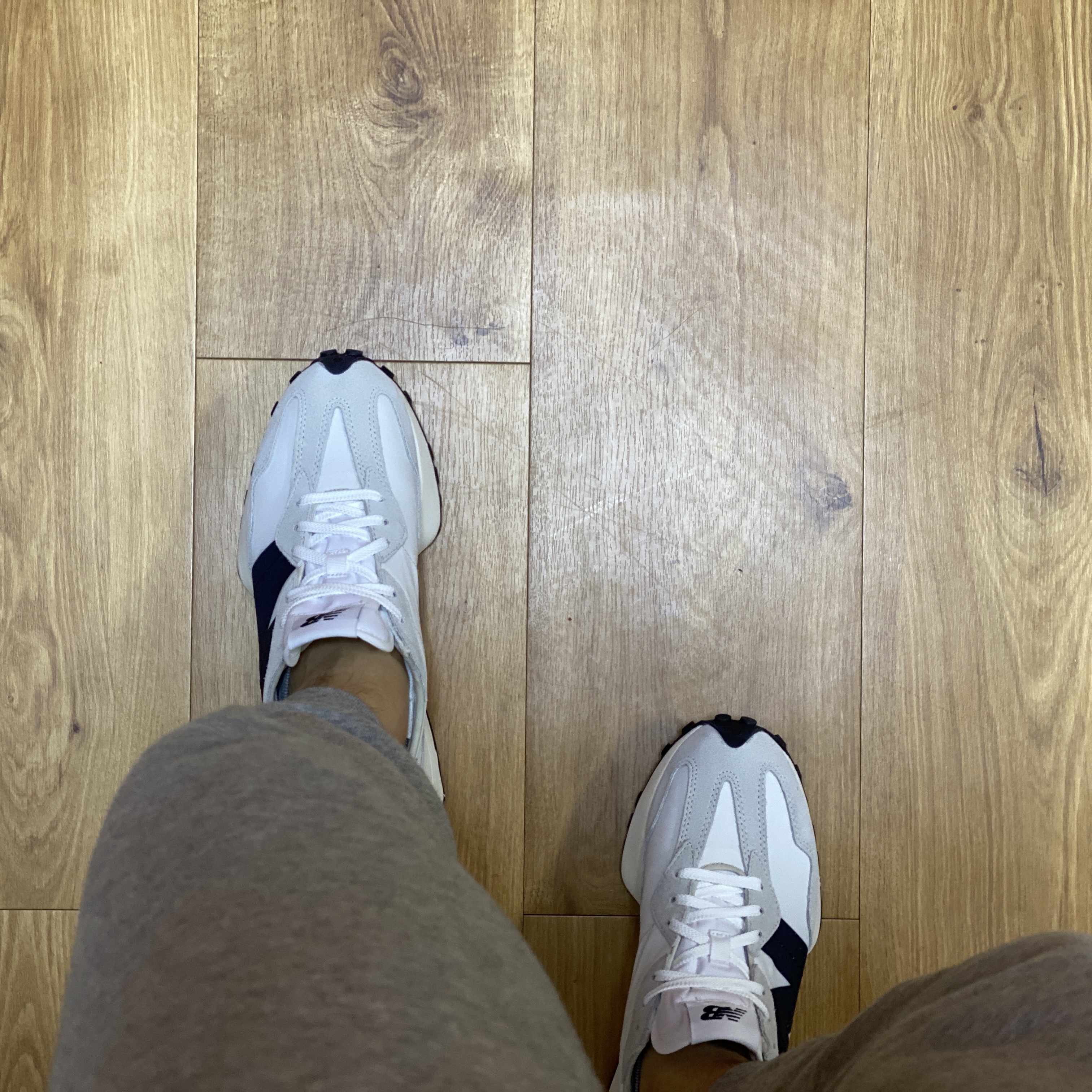 New Balance 327 White Black 착용 스타일 - 2