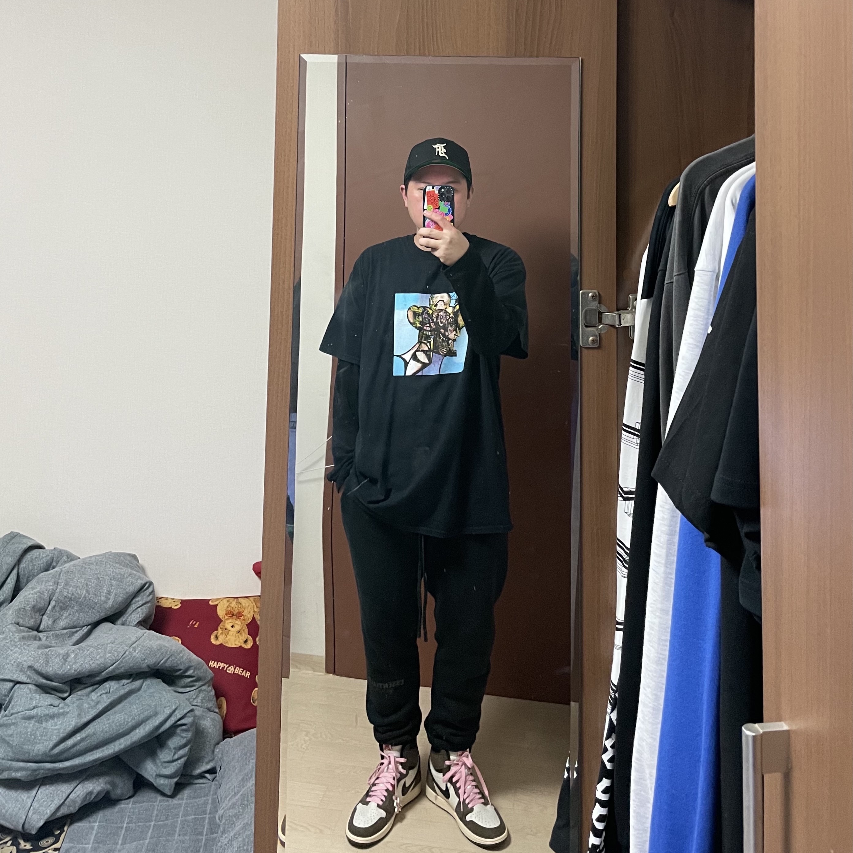 Jordan 1 x Travis Scott Retro High OG SP Mocha, Essentials Sweatpants Dark Slate/Black 2020 착용 스타일