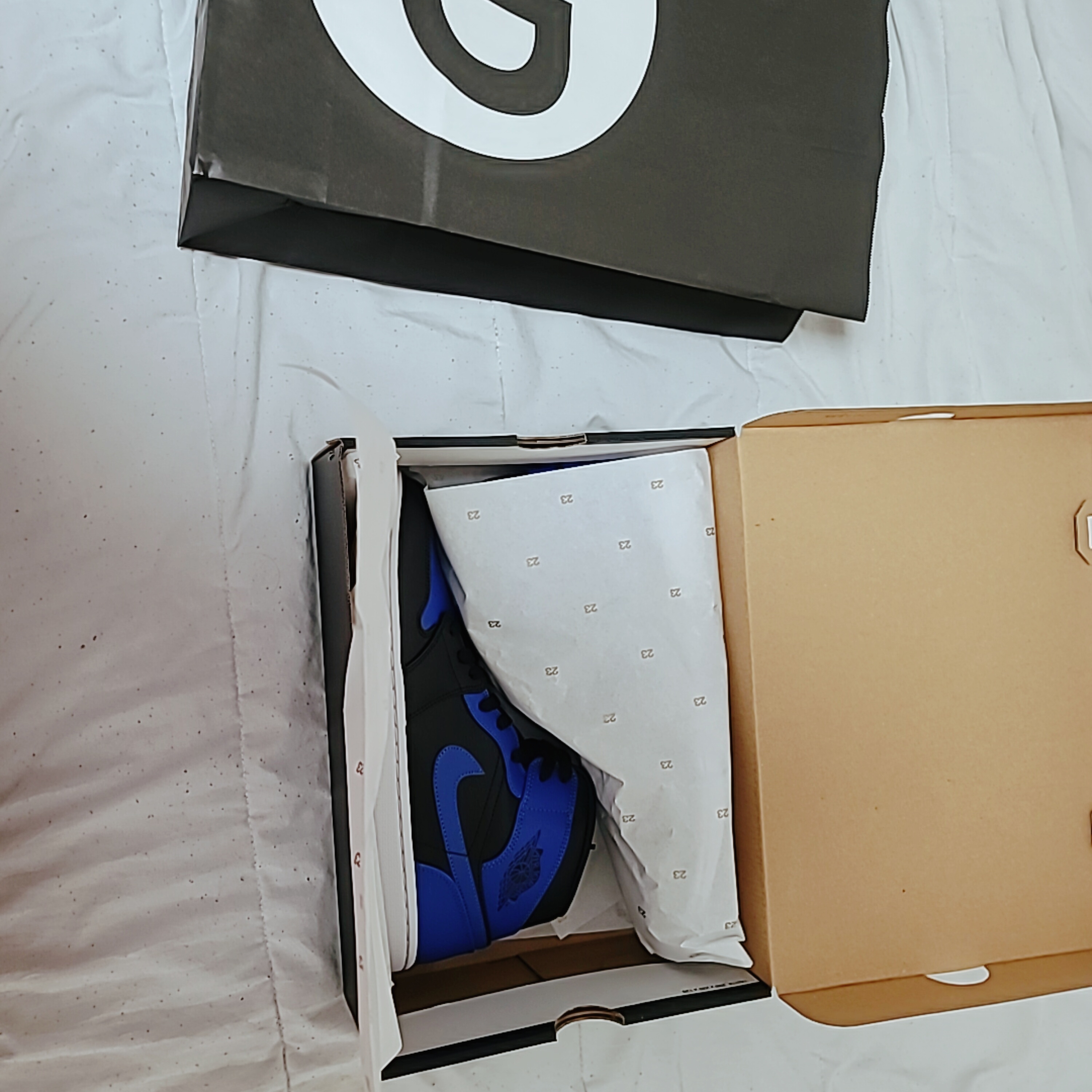 Jordan 1 Mid Black Hyper Royal 착용 스타일 - 1