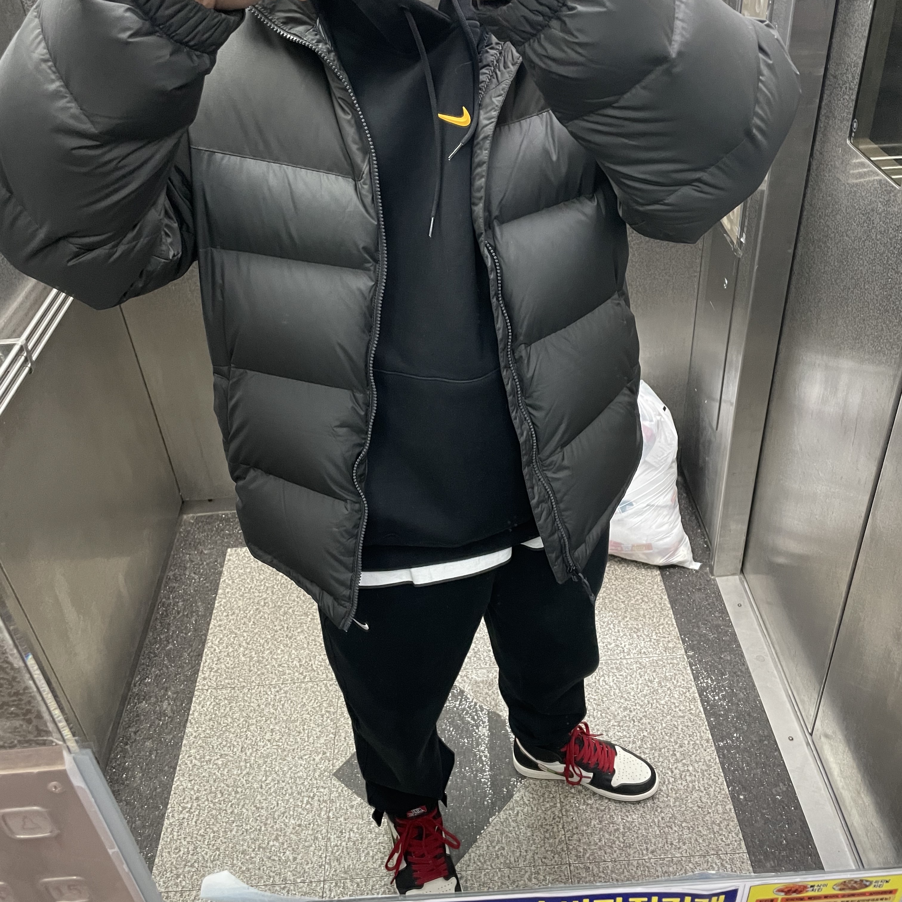 Jordan 1 Retro High OG A Star Is Born, Nike x Drake Nocta Essential Hoodie Black - US/EU 착용 스타일