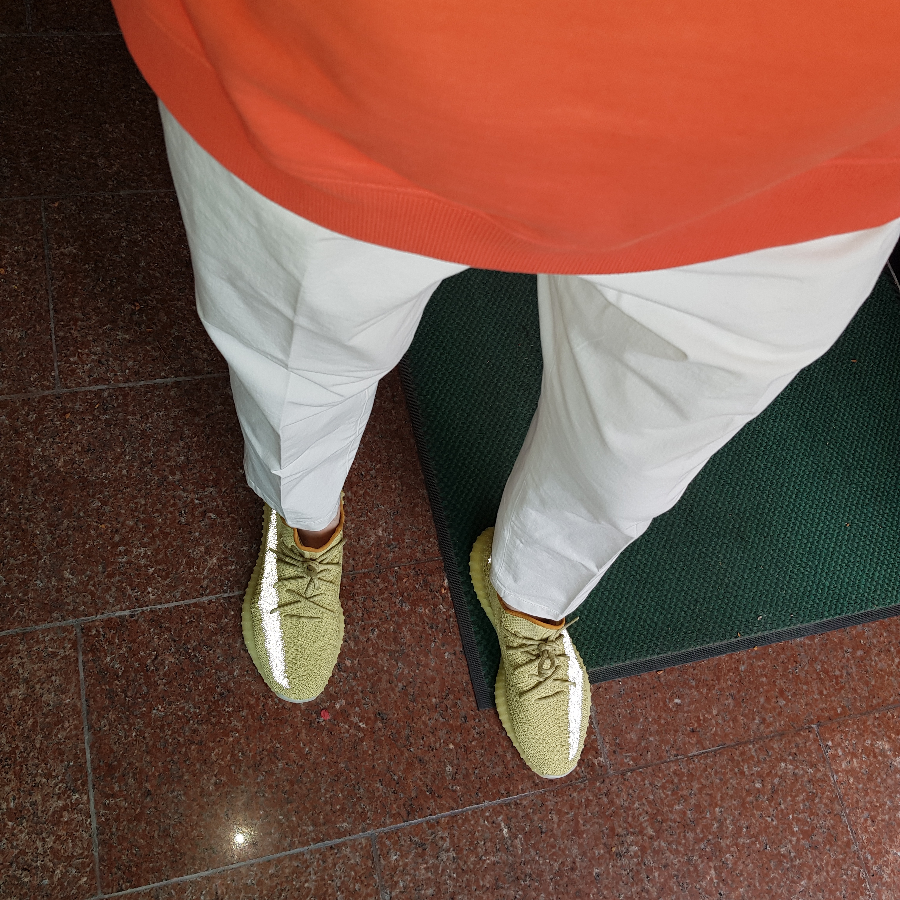 Adidas Yeezy Boost 350 V2 Marsh 착용 스타일 - 2