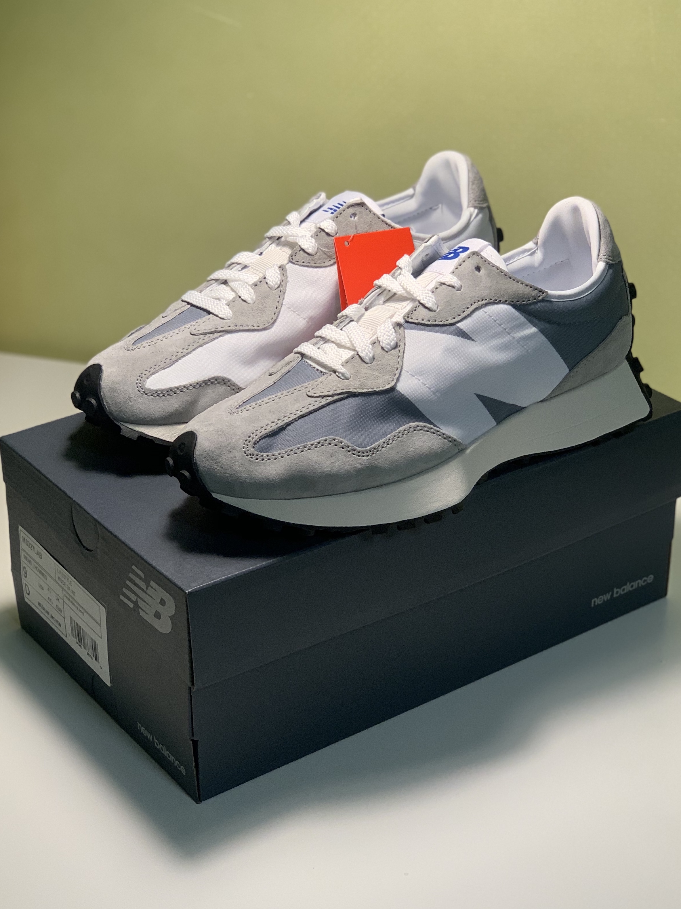 New Balance 327 Grey 착용 스타일