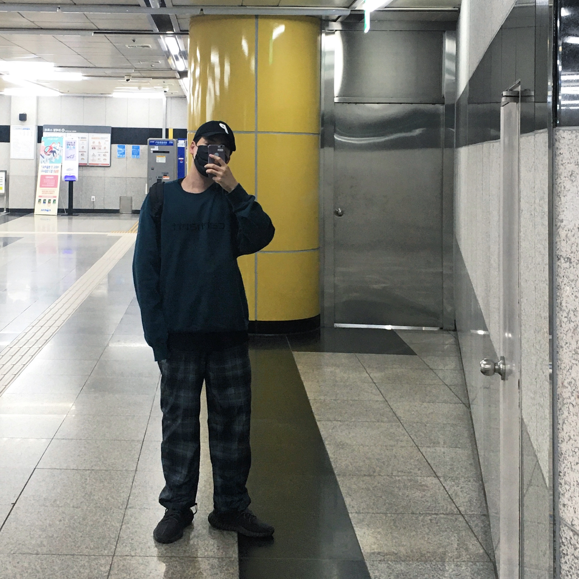 Adidas Yeezy Boost 350 V2 Black - Non-Reflective, Palace P 6-Panel Black 착용 스타일