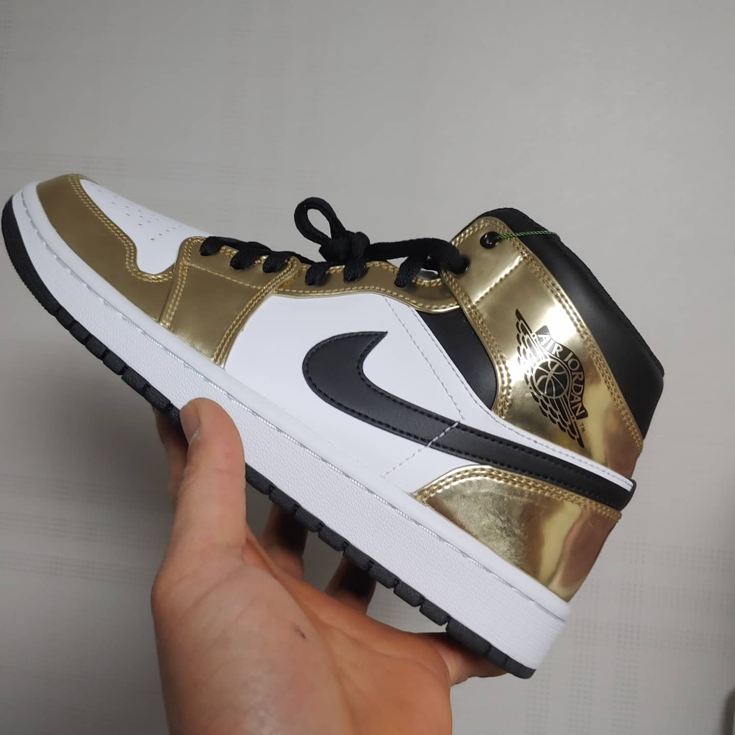 Jordan 1 Mid SE Metallic Gold, Jordan 1 Retro High Think 16 (Pass the Torch) 착용 스타일 - 1