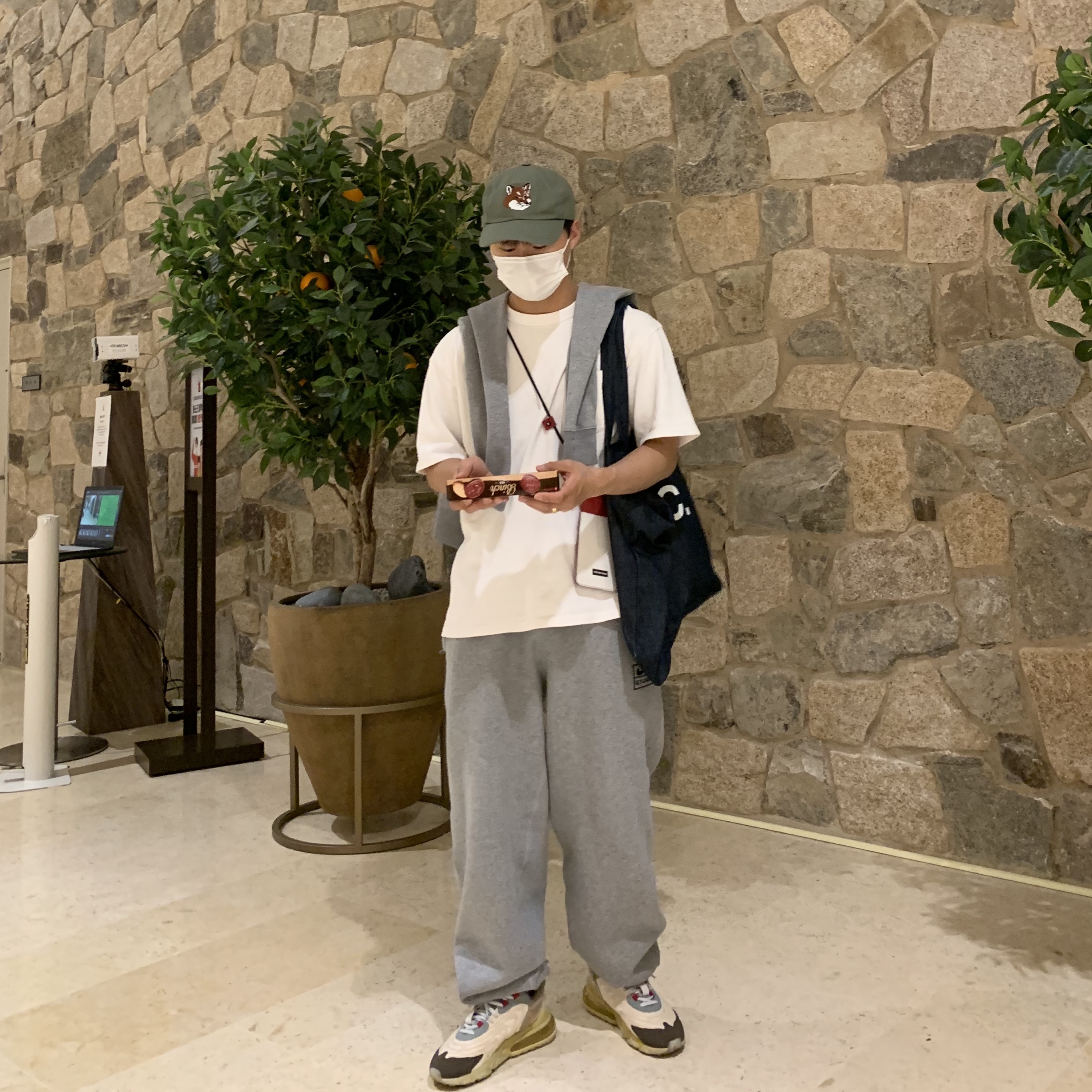 Nike x Travis Scott Air Max 270 React Cactus Trails, Nike x Stussy NRG BR Fleece Pants Grey 착용 스타일