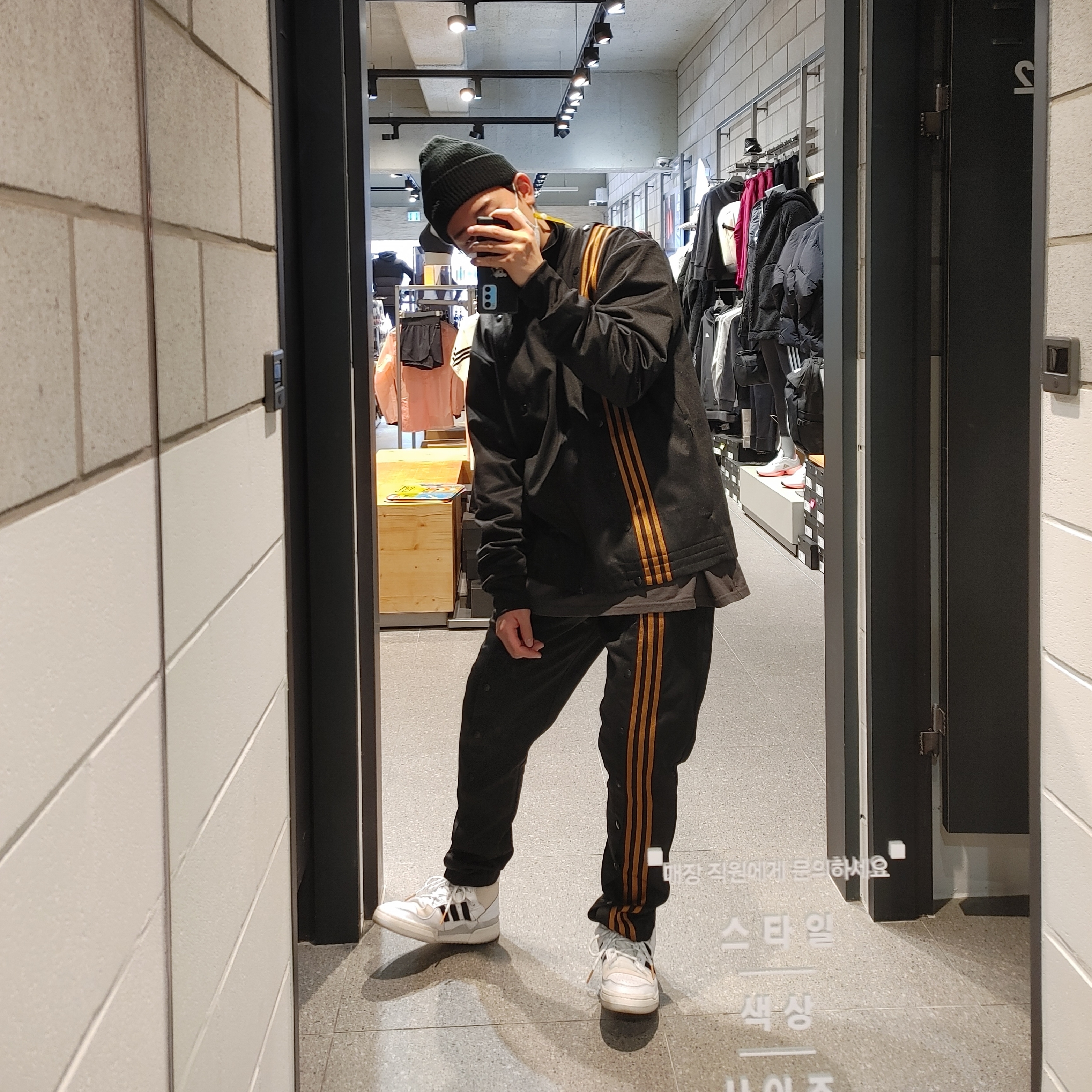 Adidas x Beyonce Ivy Park Forum Mid White Mesa 착용 스타일