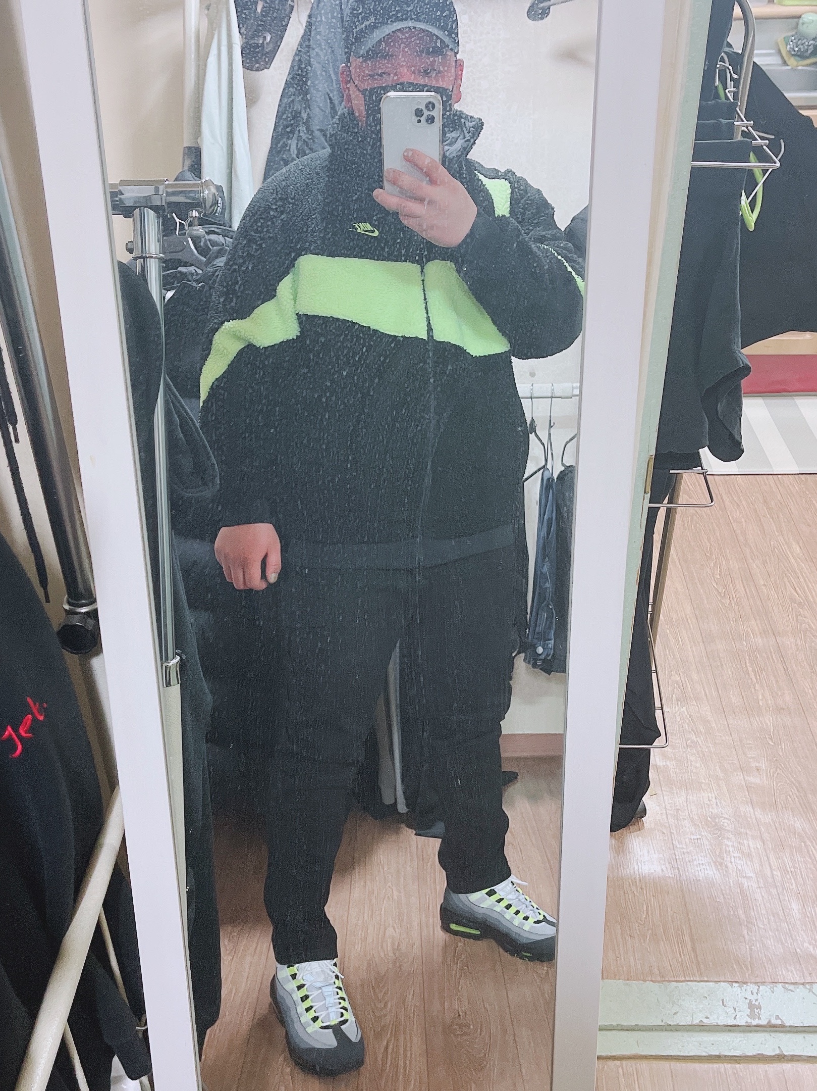 Nike Big Swoosh Full Zip Jacket Black Volt, Nike Air Max 95 OG Neon Yellow 2020 착용 스타일