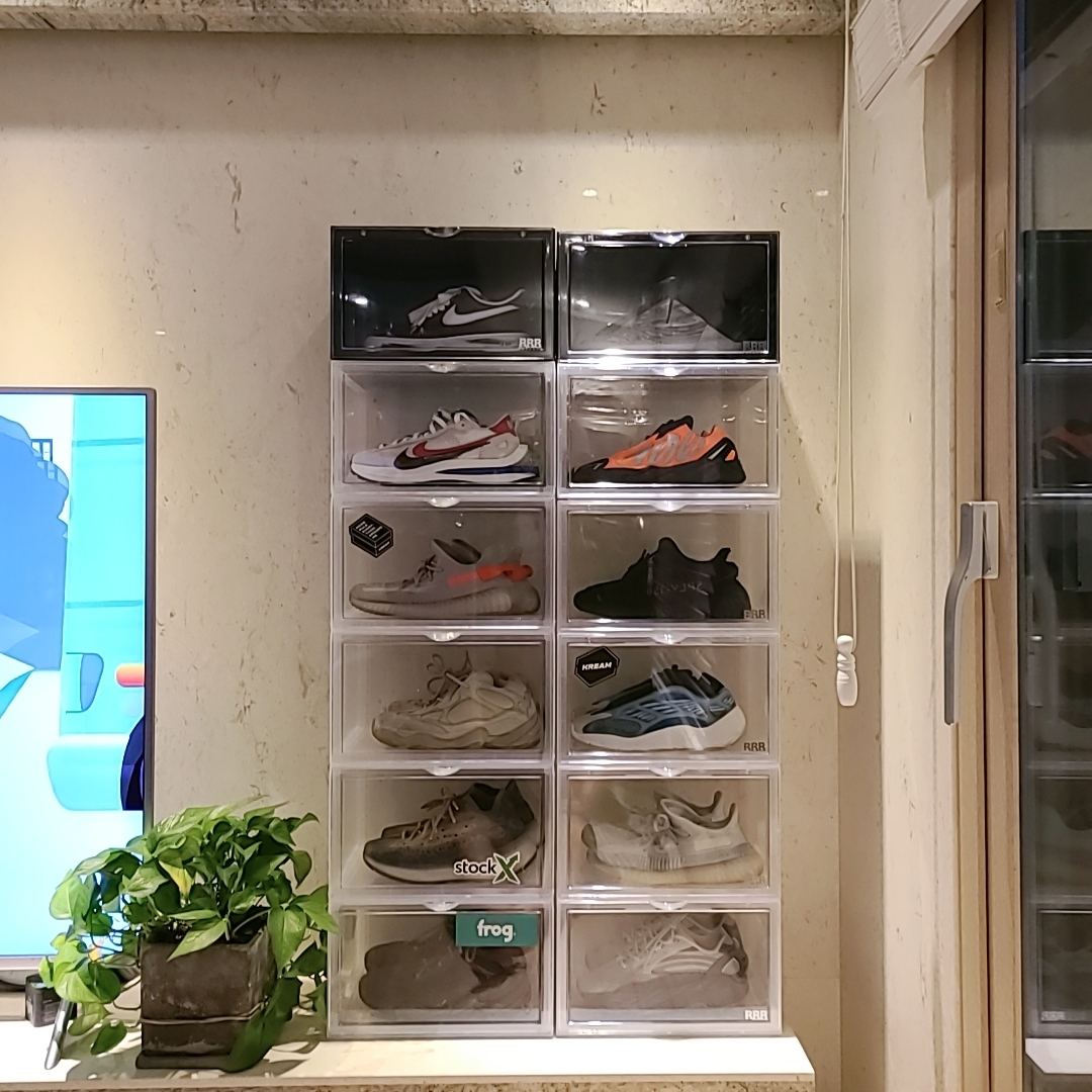 Adidas Yeezy Boost 350 V2 Black Red 2020, Nike x Sacai VaporWaffle Royal Fuchsia 착용 스타일
