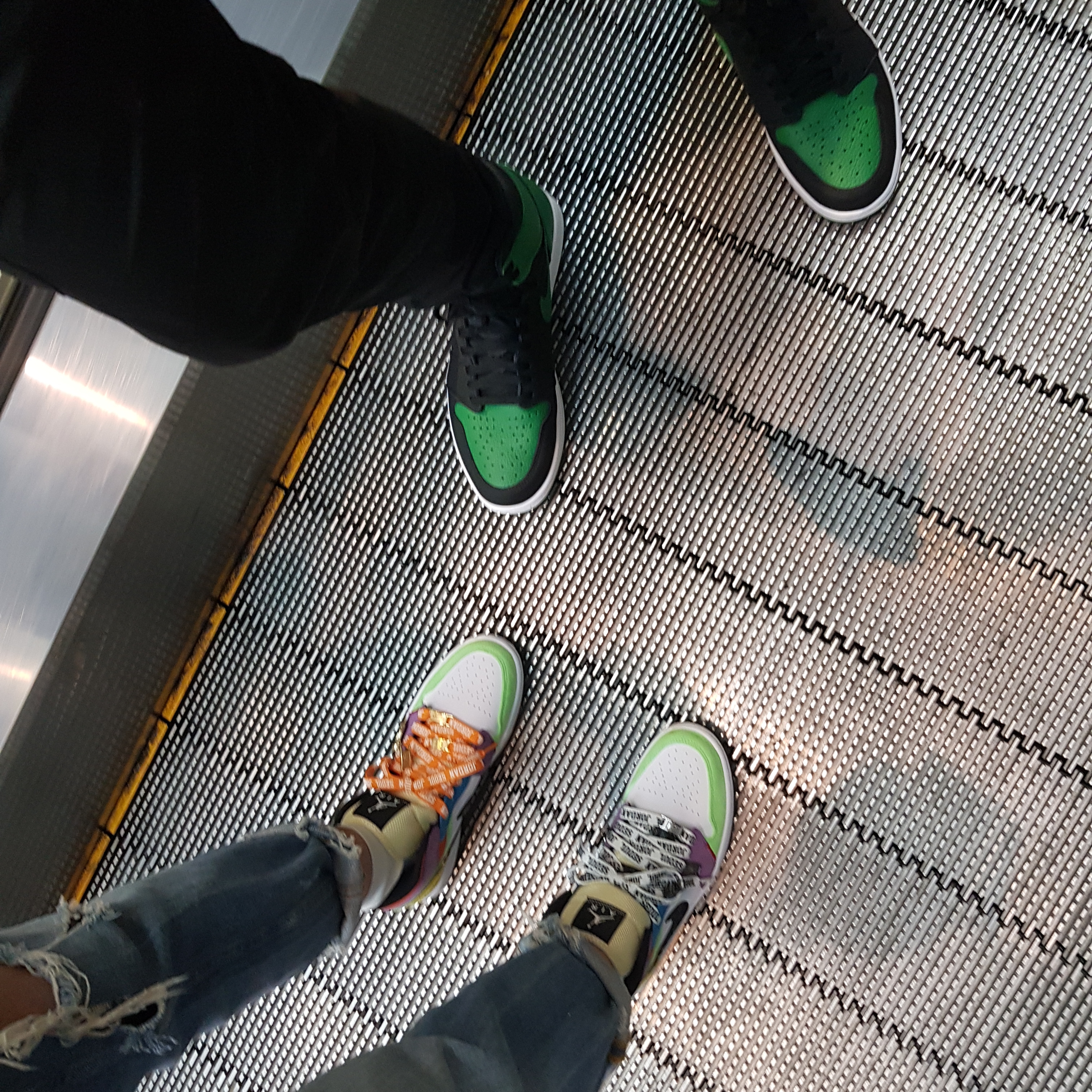 (W) Jordan 1 Mid SE Multi-Color Lightbulb, Jordan 1 Retro High OG Pine Green Black 착용 스타일 - 2