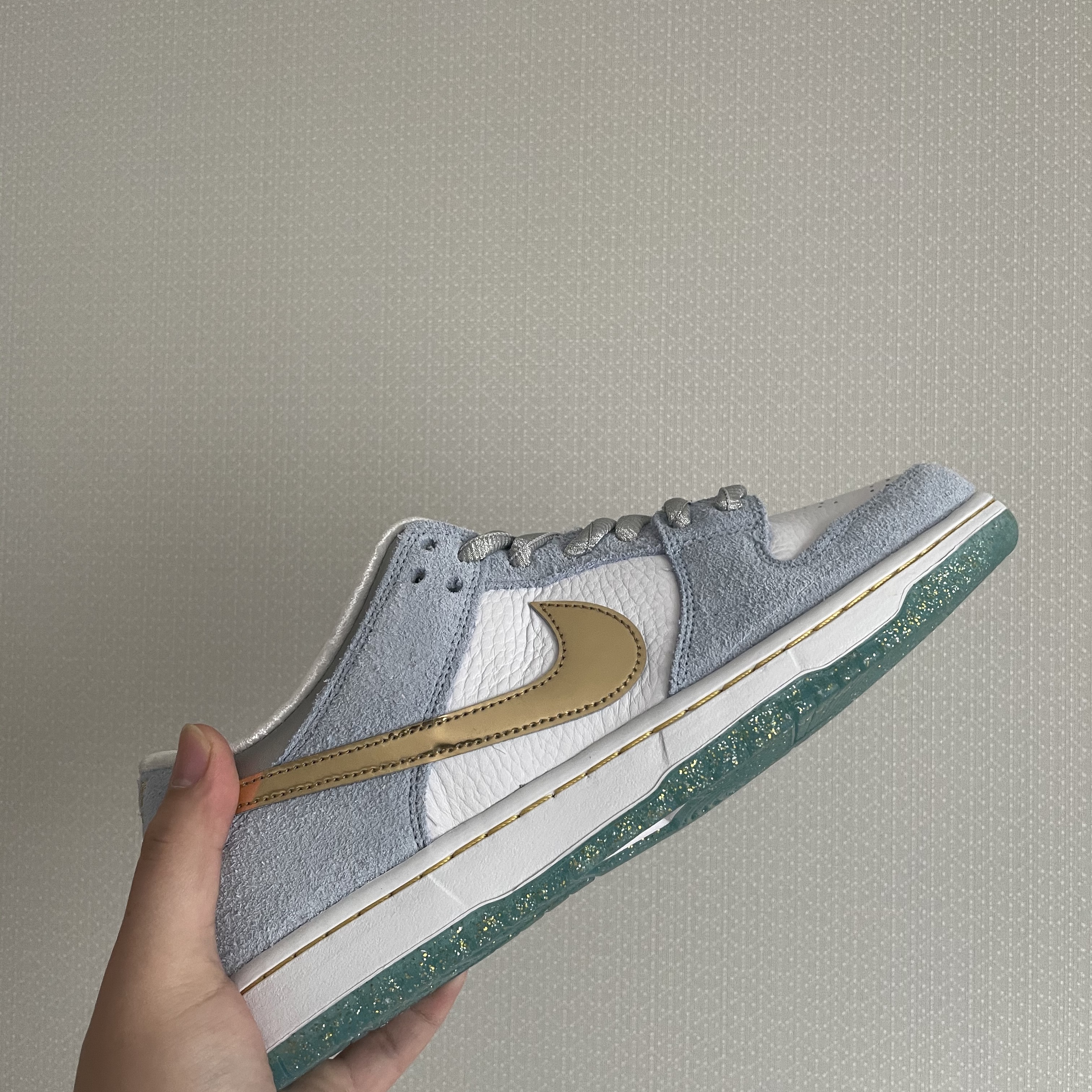 Nike x Sean Cliver SB Dunk Low Holiday Special 착용 스타일