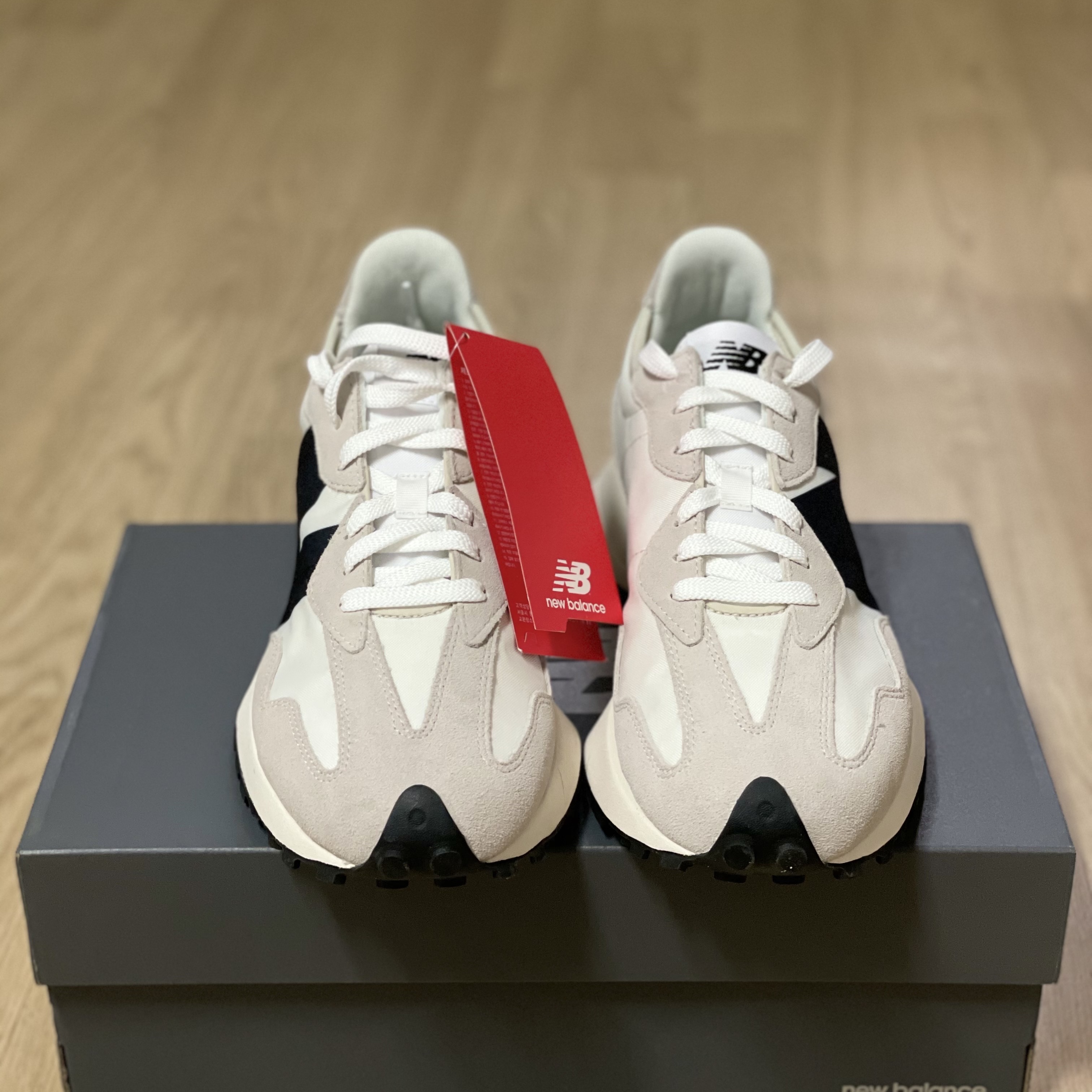 New Balance 327 White Black 착용 스타일 - 3