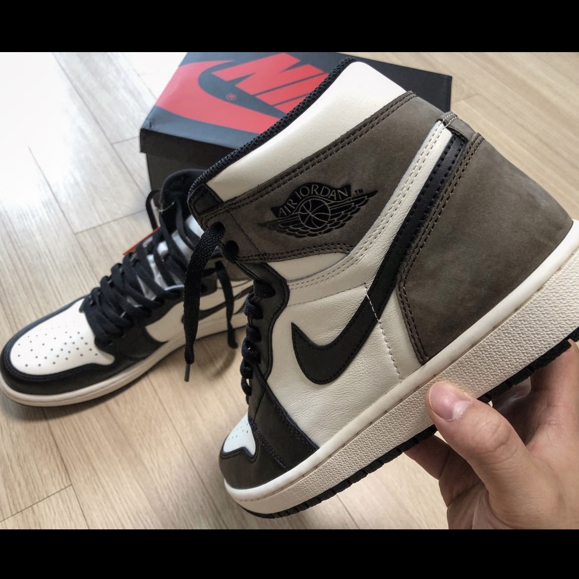 Jordan 1 Retro High OG Black Mocha 착용 스타일 - 3