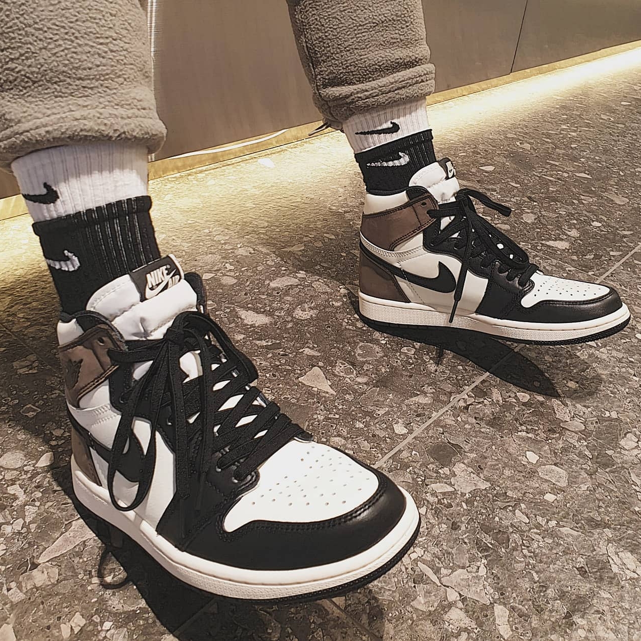 Jordan 1 Retro High OG Black Mocha 착용 스타일