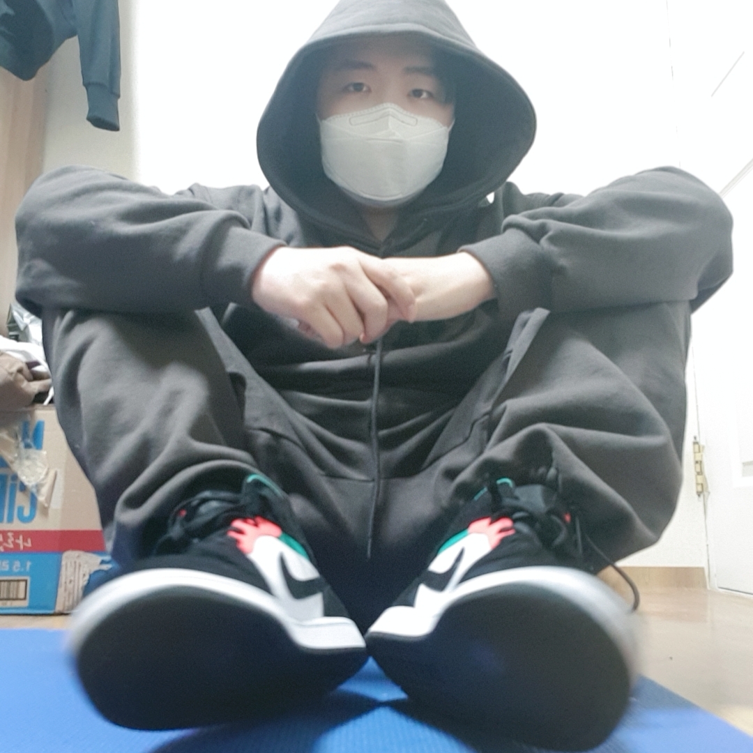 Jordan 1 Mid SE South Beach 착용 스타일
