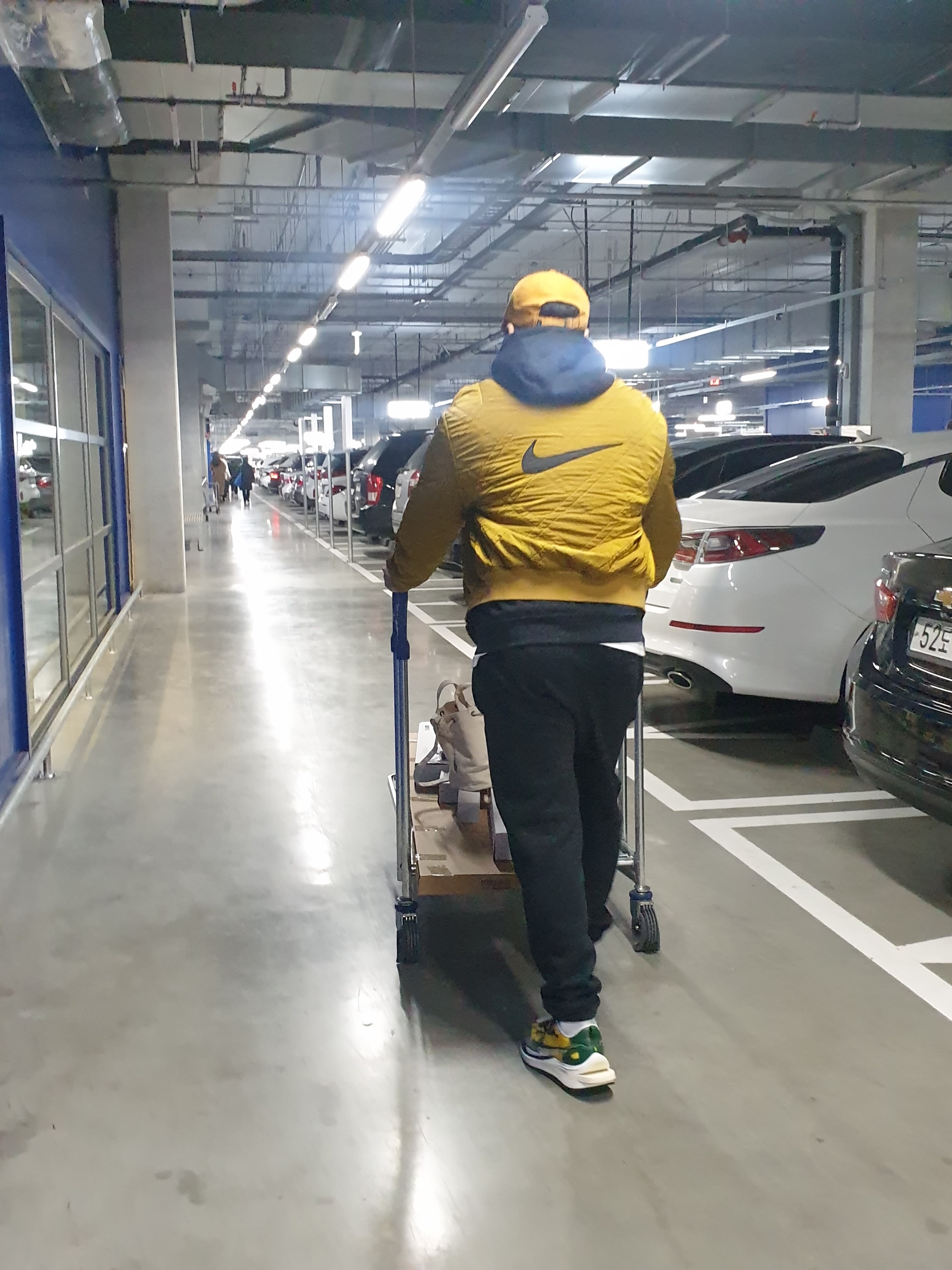 Nike x Sacai VaporWaffle Tour Yellow & Gorge Green Sail, Nike M NRG Hoodie Black 착용 스타일
