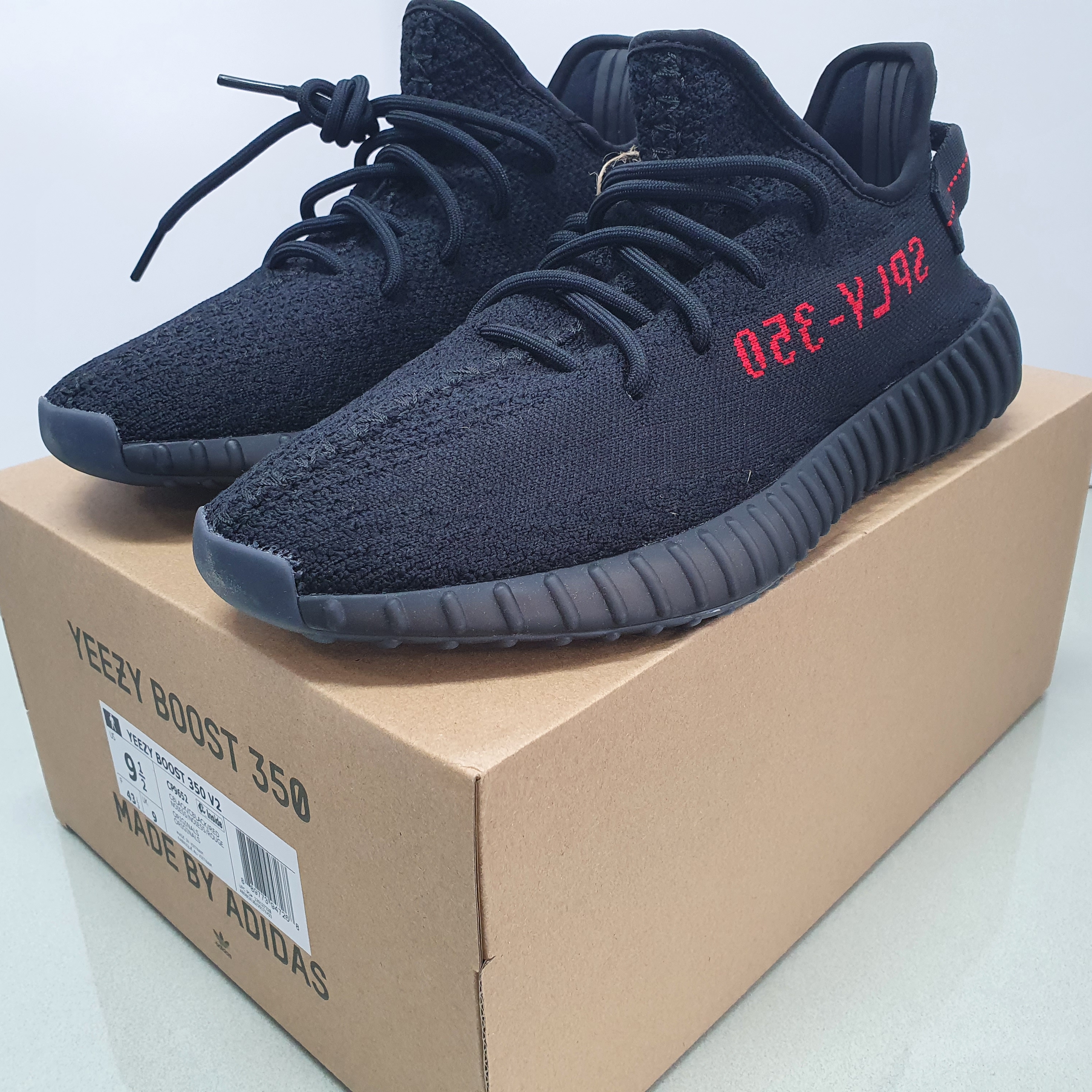 Adidas Yeezy Boost 350 V2 Black Red 2020 착용 스타일 - 1