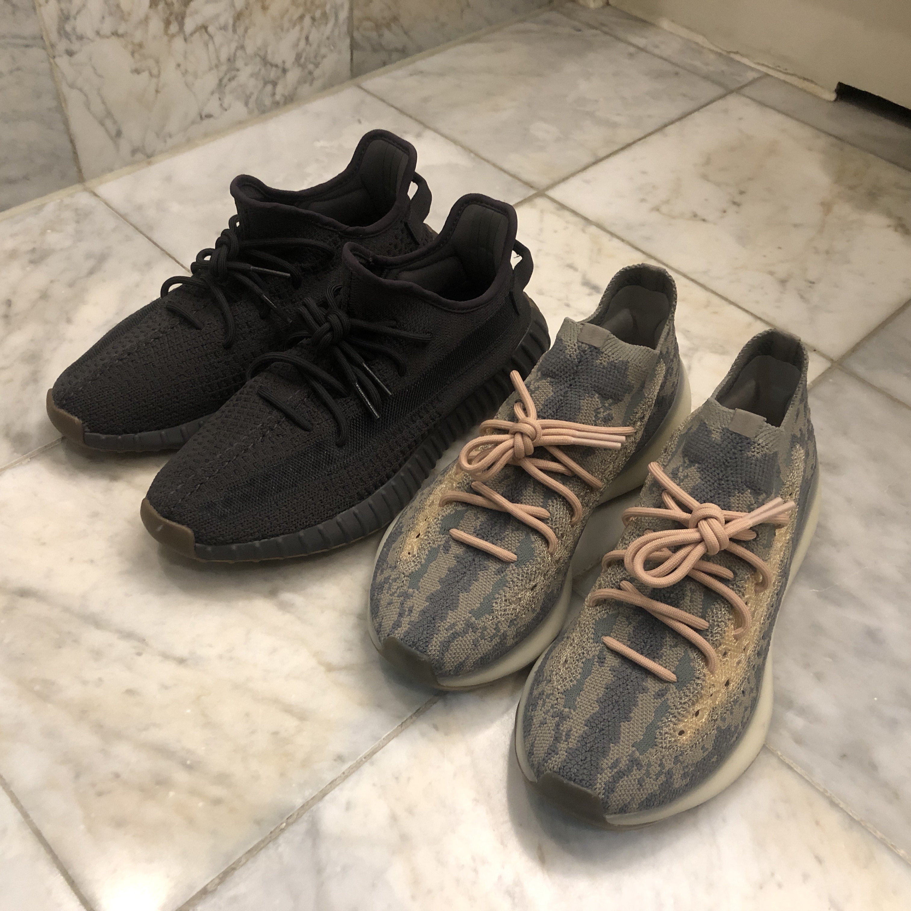 Adidas Yeezy Boost 350 V2 Cinder, Adidas Yeezy Boost 380 Mist - Non-Reflective 착용 스타일