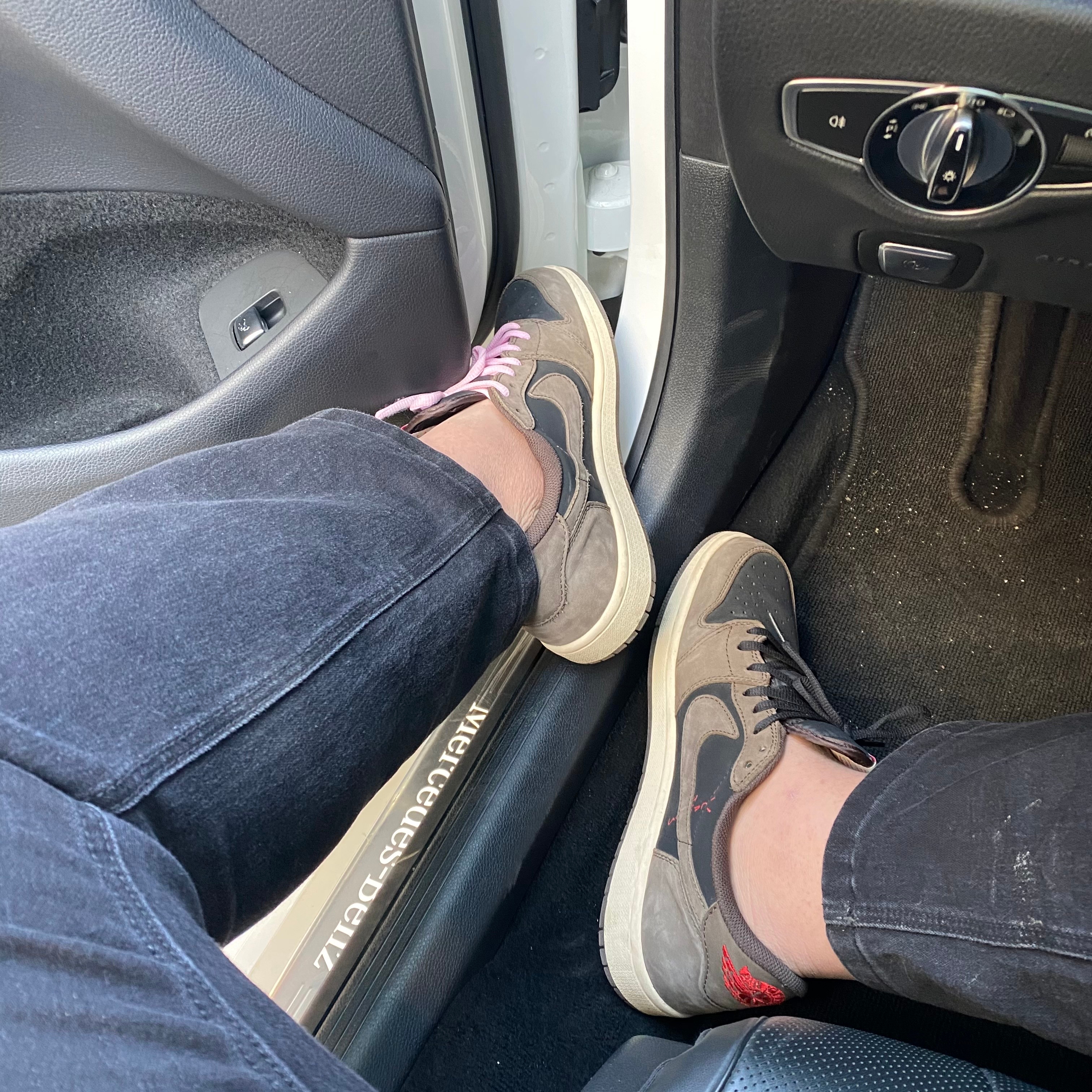 Jordan 1 x Travis Scott Retro Low OG SP Mocha 착용 스타일 - 1