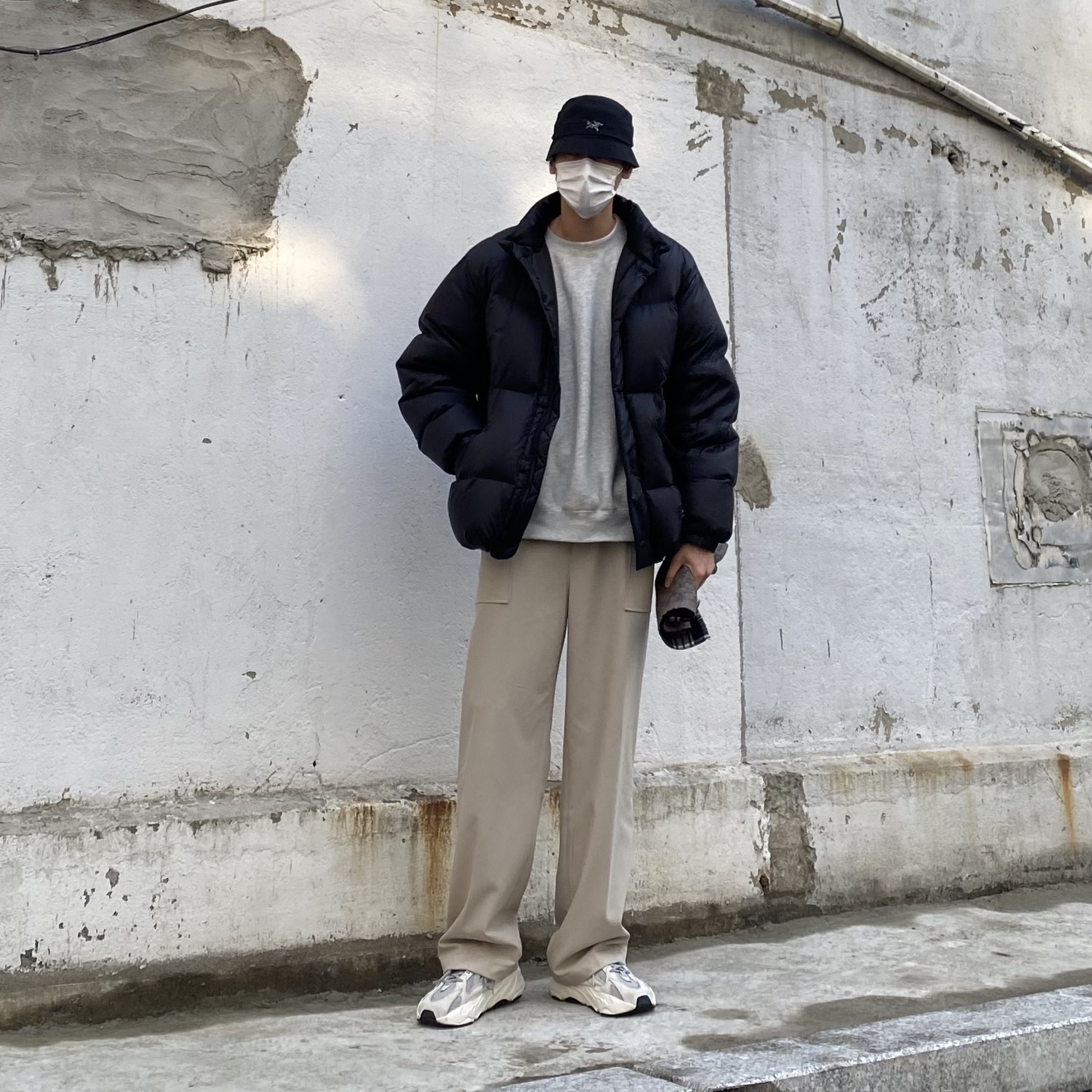 Adidas Yeezy Boost 700 V2 Static 2018, Palace x Arc'teryx Sinsolo Hat Black - 20FW 착용 스타일 - 2