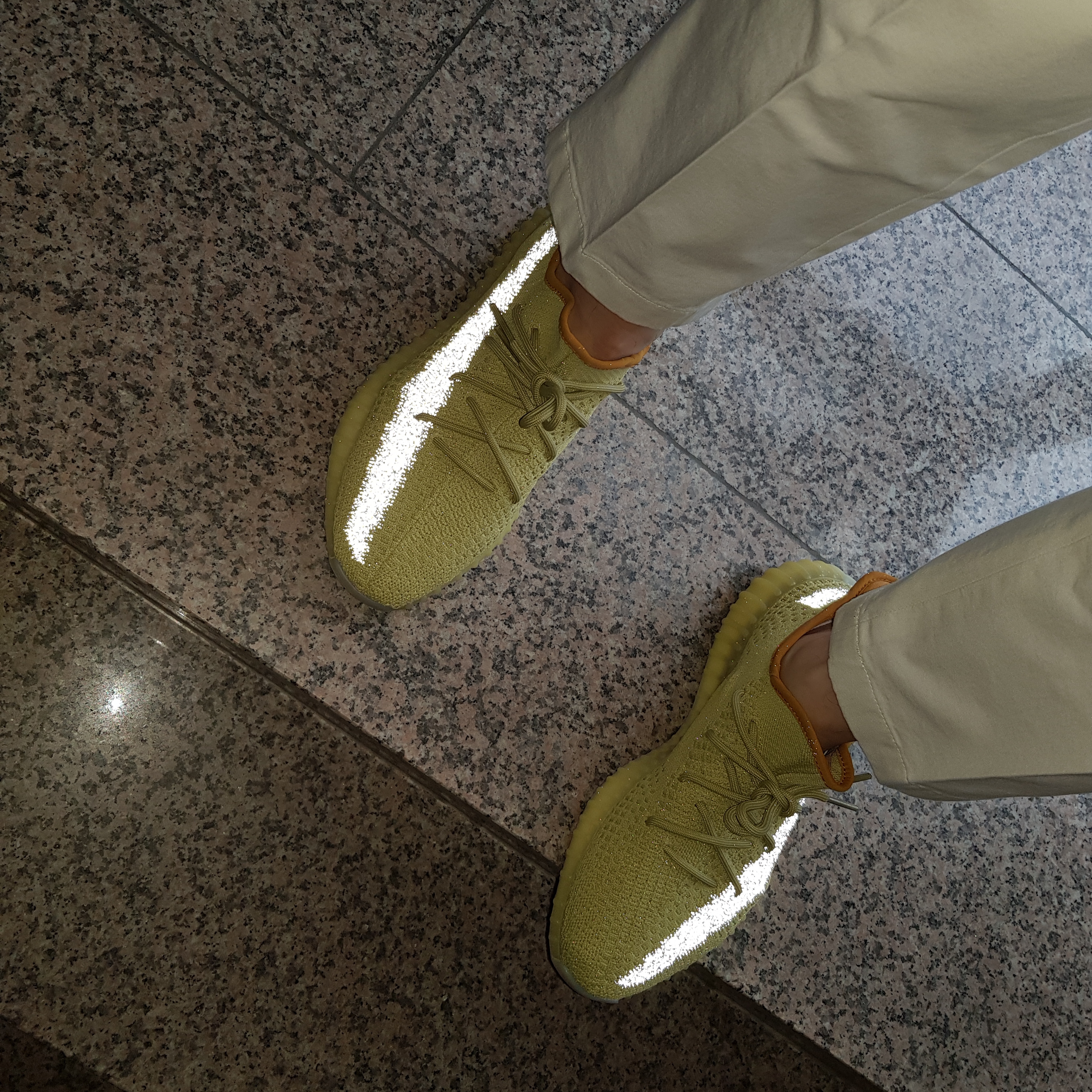 Adidas Yeezy Boost 350 V2 Marsh 착용 스타일 - 3