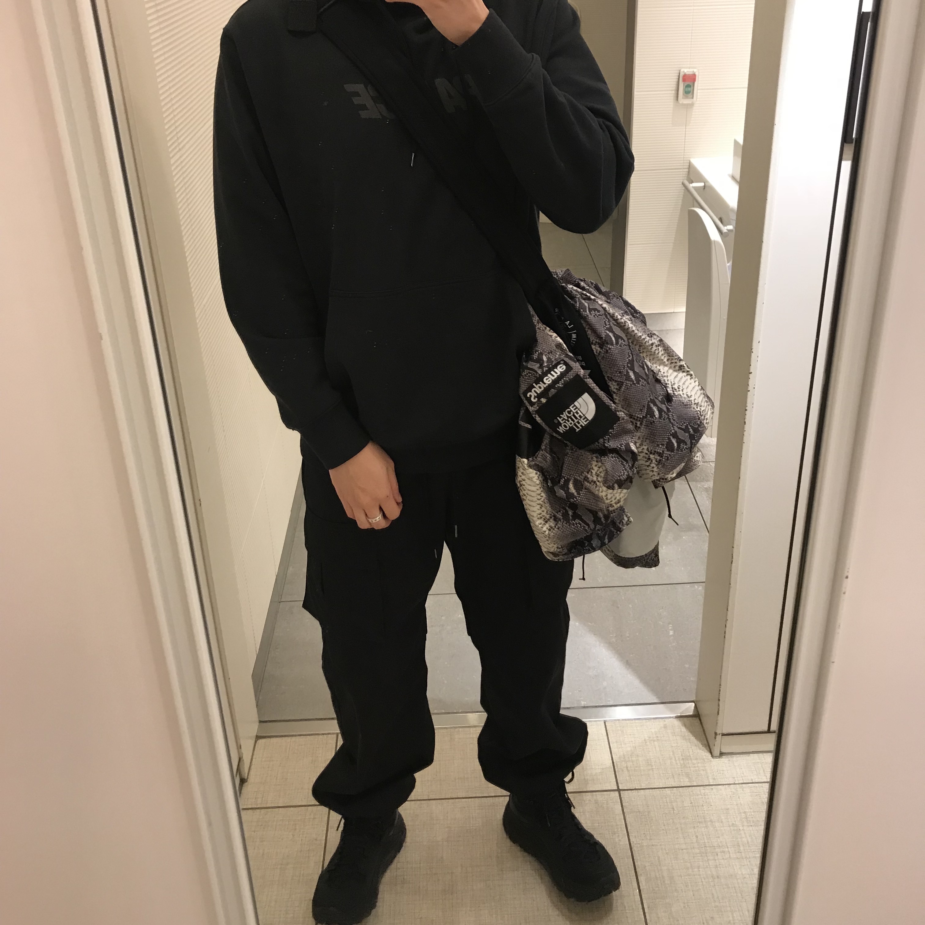 Hoka Tor Ultra Hi 2 WP Black, Supreme x The North Face Snakeskin Taped Seam Coaches Jacket Black - 18SS 착용 스타일 - 2
