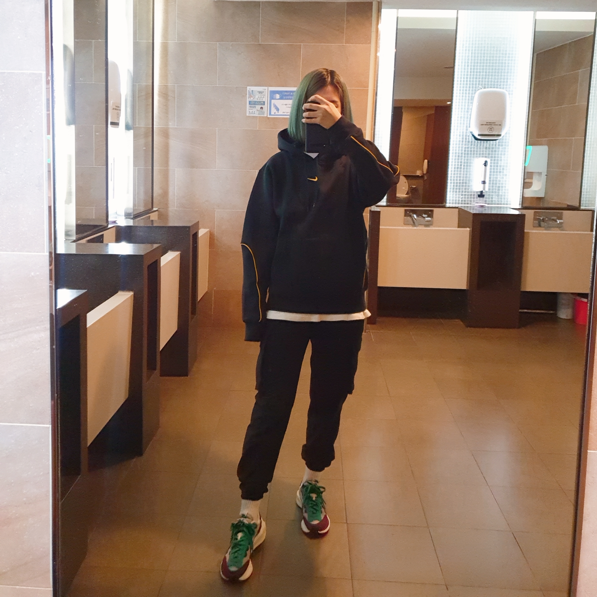 Nike x Sacai VaporWaffle String & Black Villain Red, Nike x Drake Nocta Essential Hoodie Black - Asia 착용 스타일