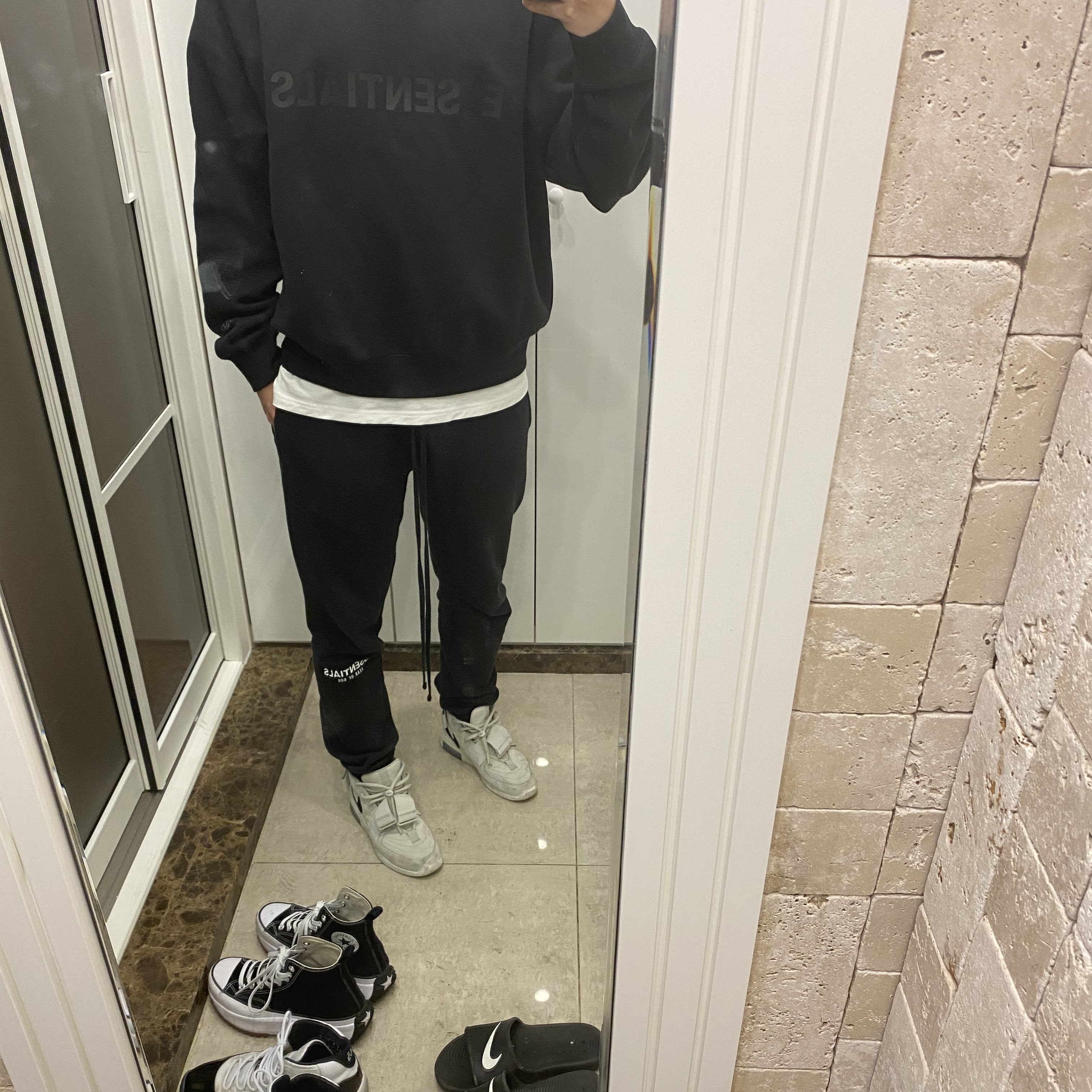 Essentials Sweatpants Dark Slate/Black 2020, Essentials 3D Silicon Applique Crewneck Dark Slate/Black 2020 착용 스타일