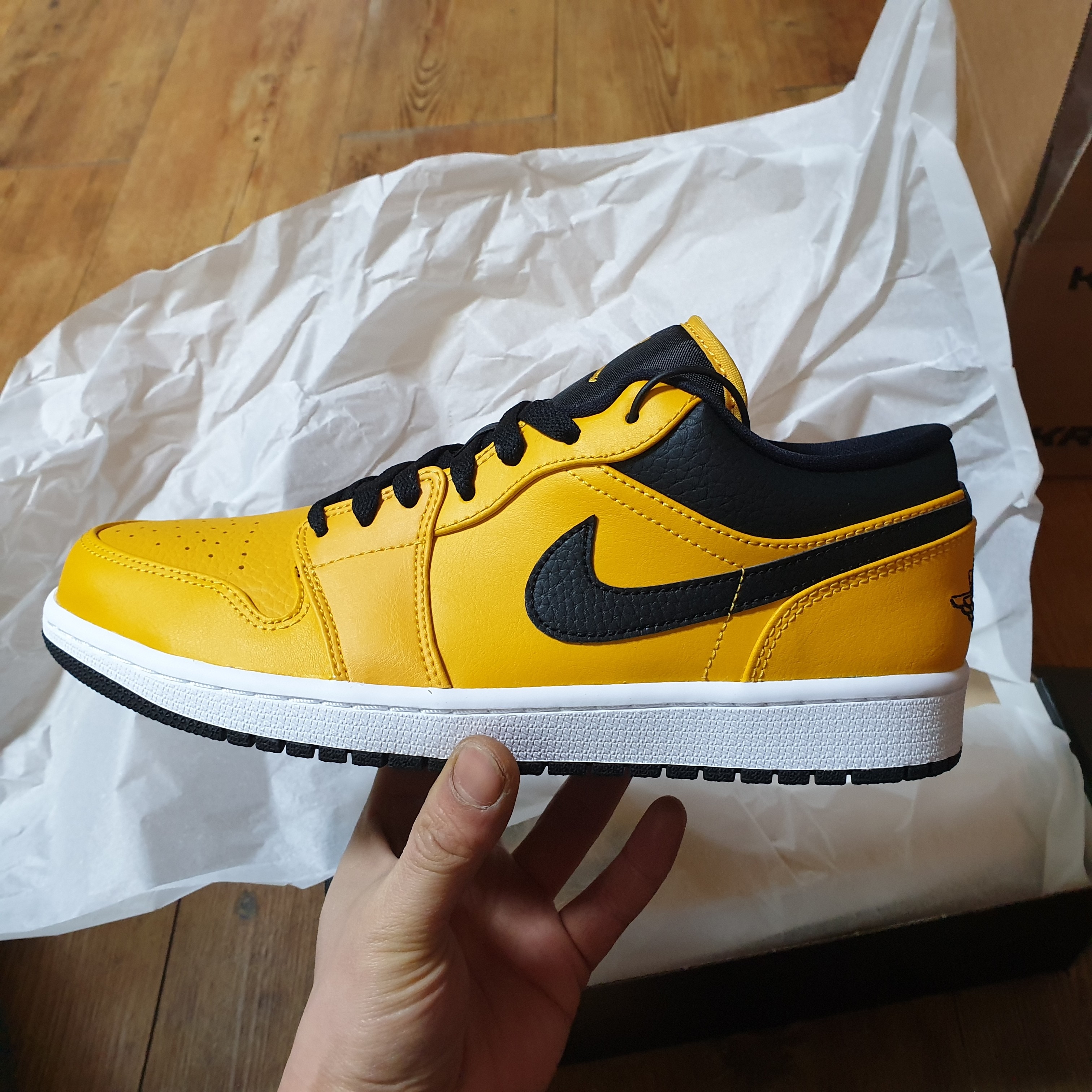 Jordan 1 Low University Gold Black 착용 스타일 - 2