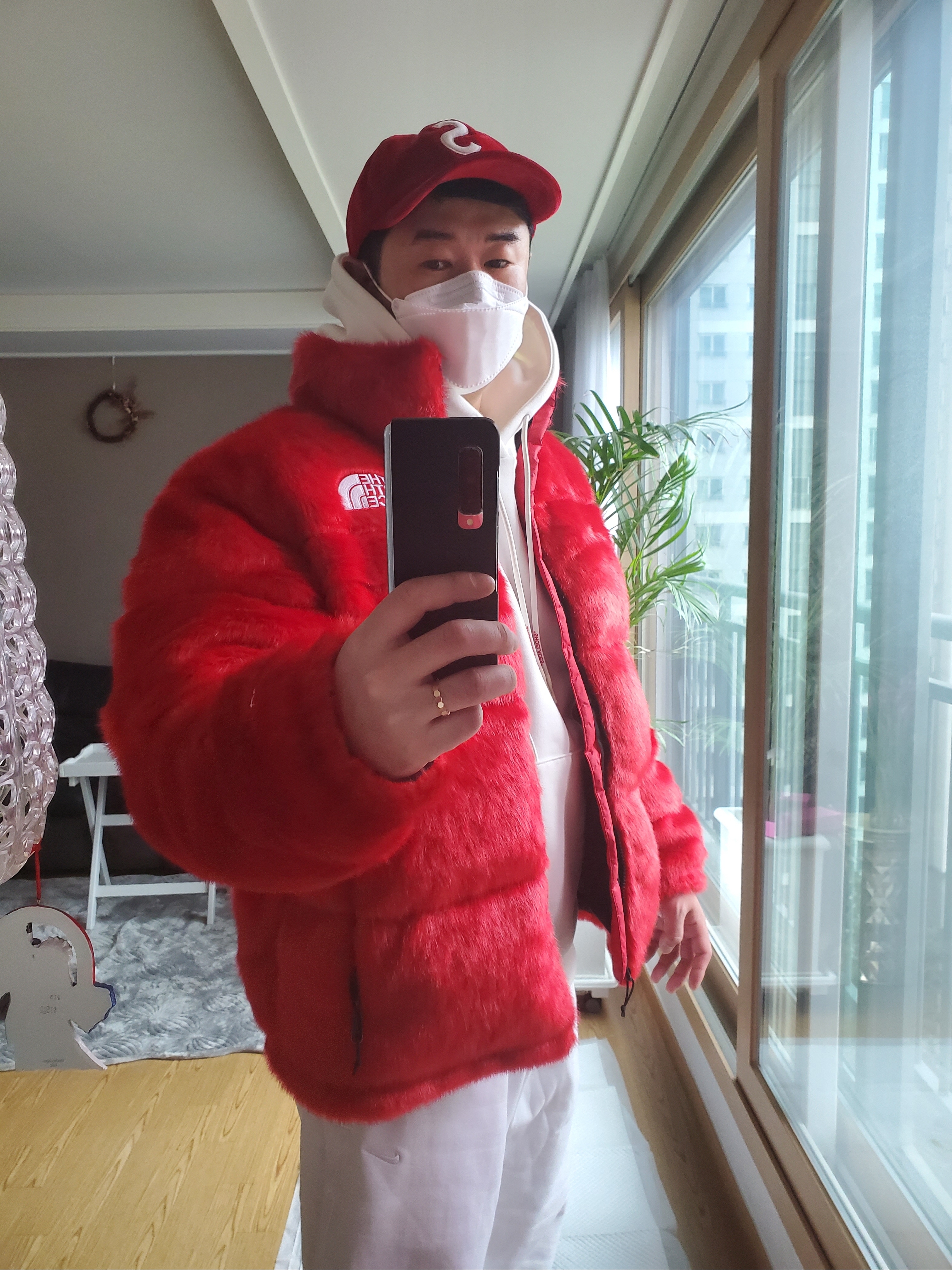 Supreme x The North Face Faux Fur Nuptse Jacket Red - 20FW, Supreme Velvet S Logo 6-Panel Cap Red - 20FW 착용 스타일 - 1