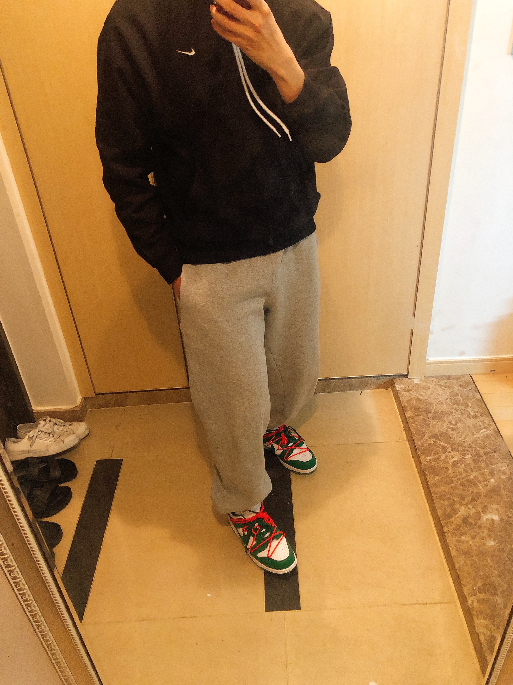 Nike x Off-White Dunk Low Pine Green, Nike M NRG Hoodie Black 착용 스타일