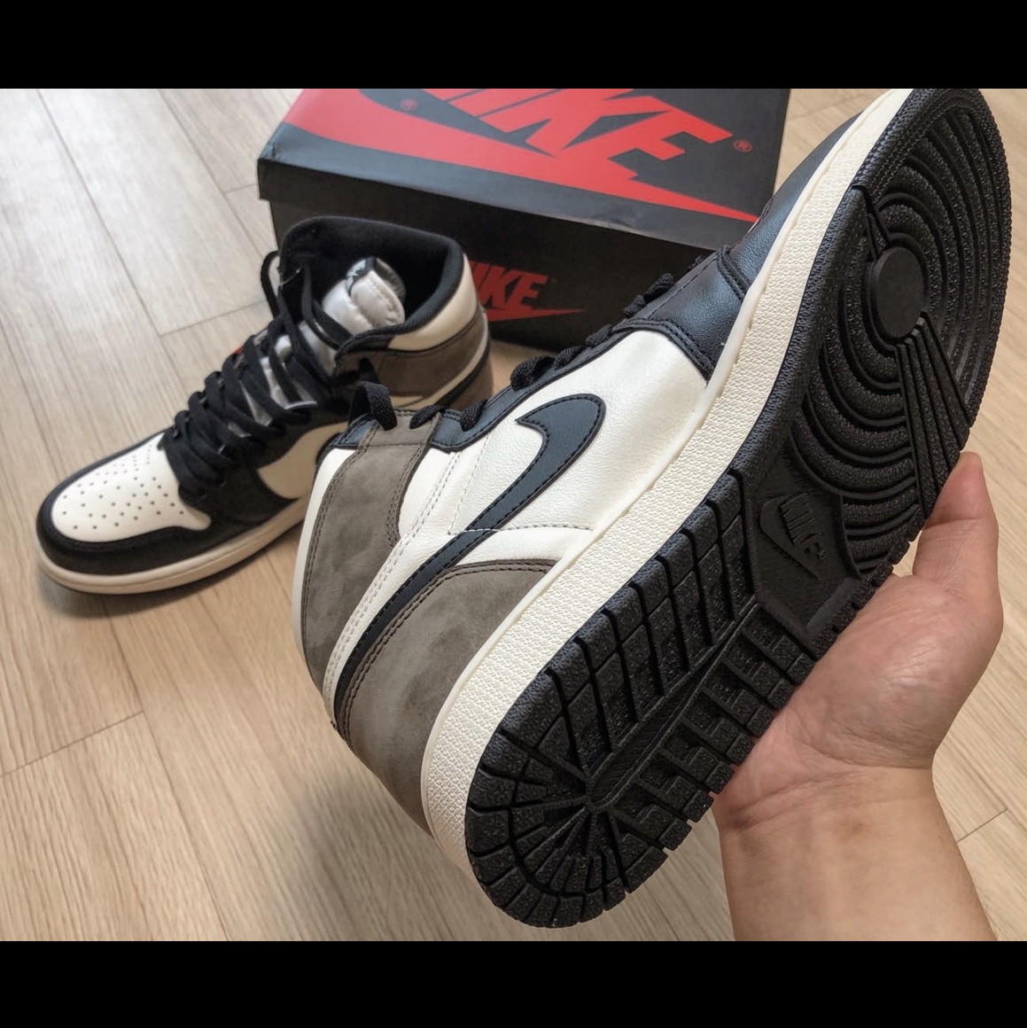 Jordan 1 Retro High OG Black Mocha 착용 스타일 - 4